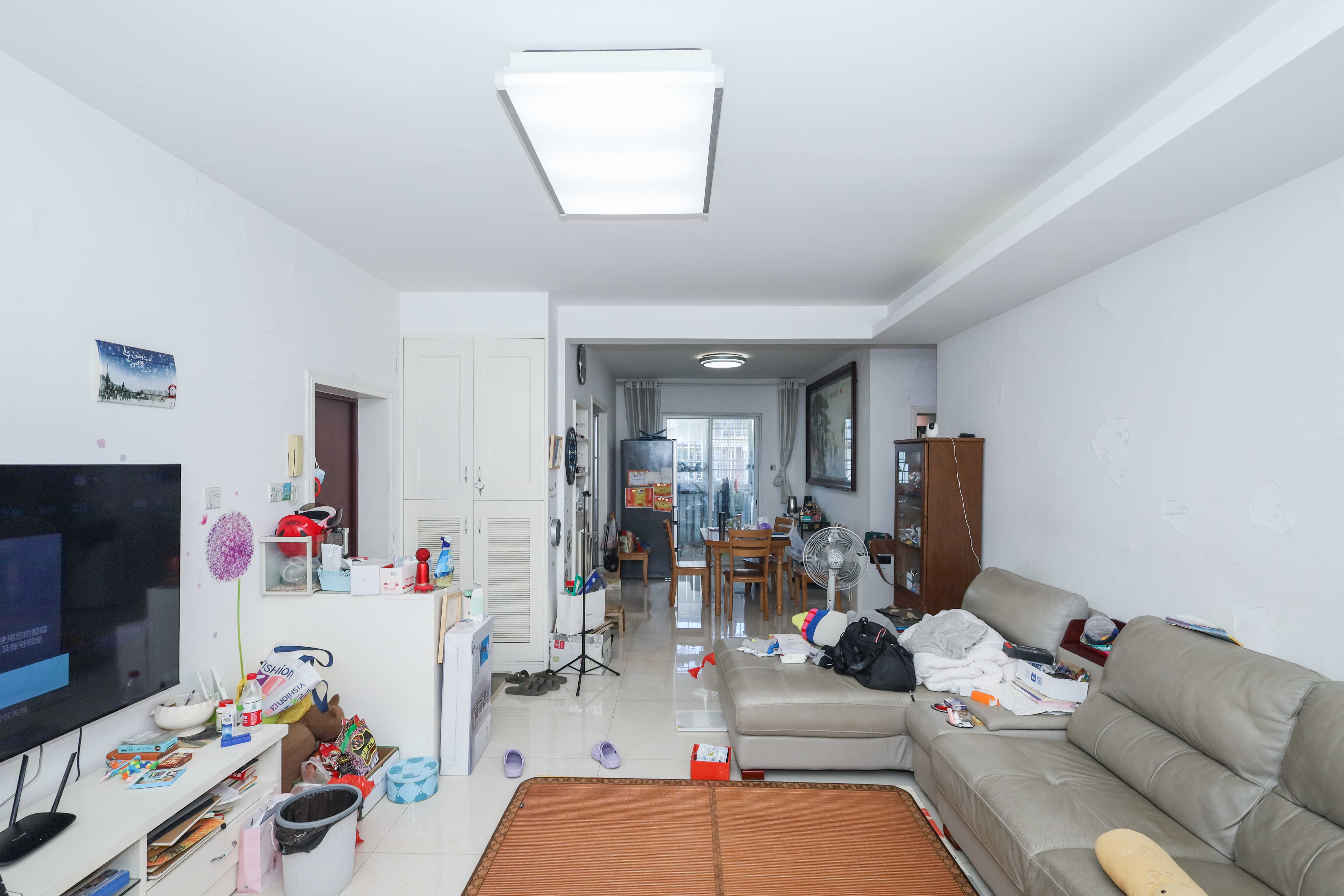 山水英伦  3室2厅1卫   83.00万客厅