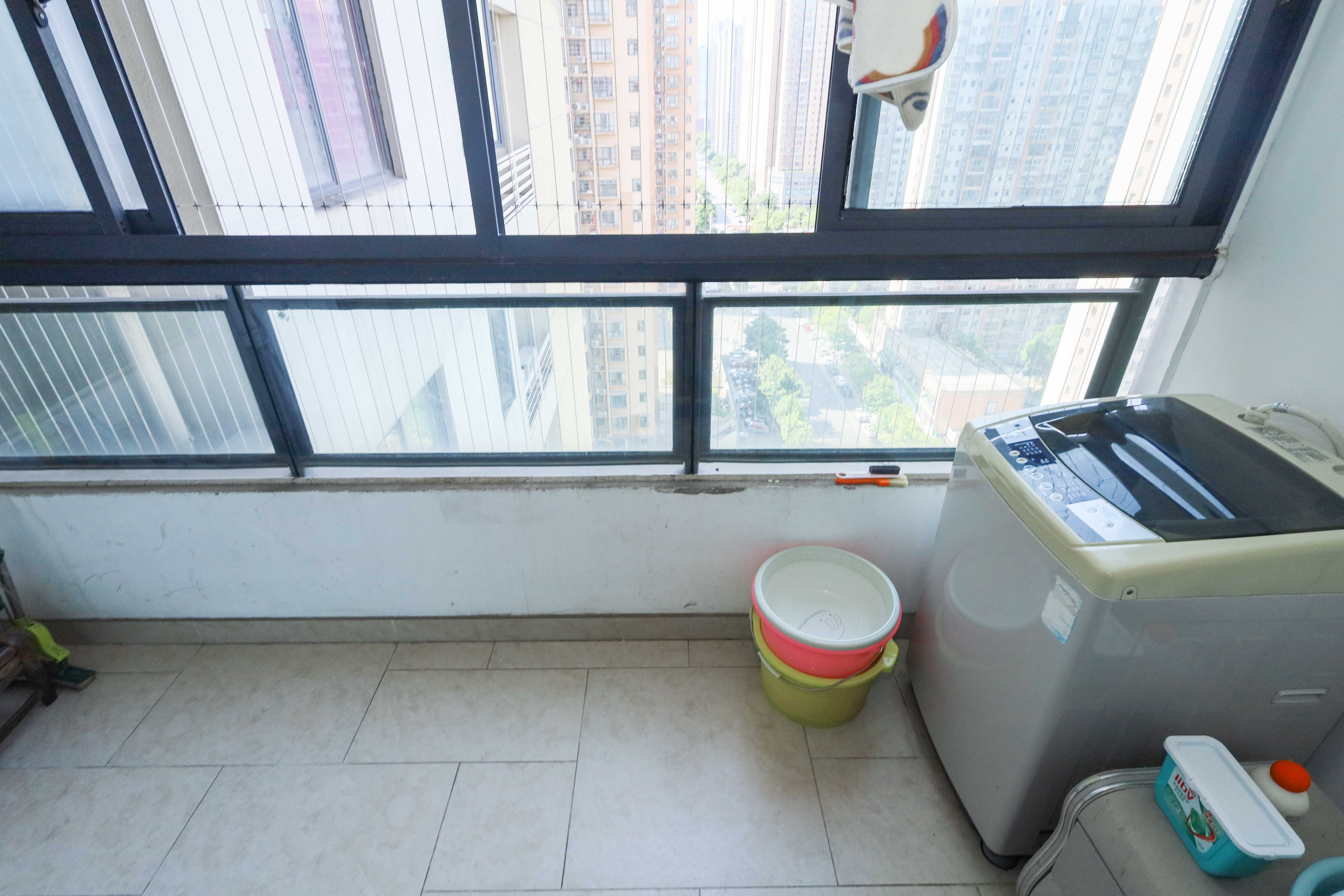 好莱城(弘德西街) 2室2厅1卫 78.5万 好莱城(弘德西街) 2室2厅1卫 78.5万阳台