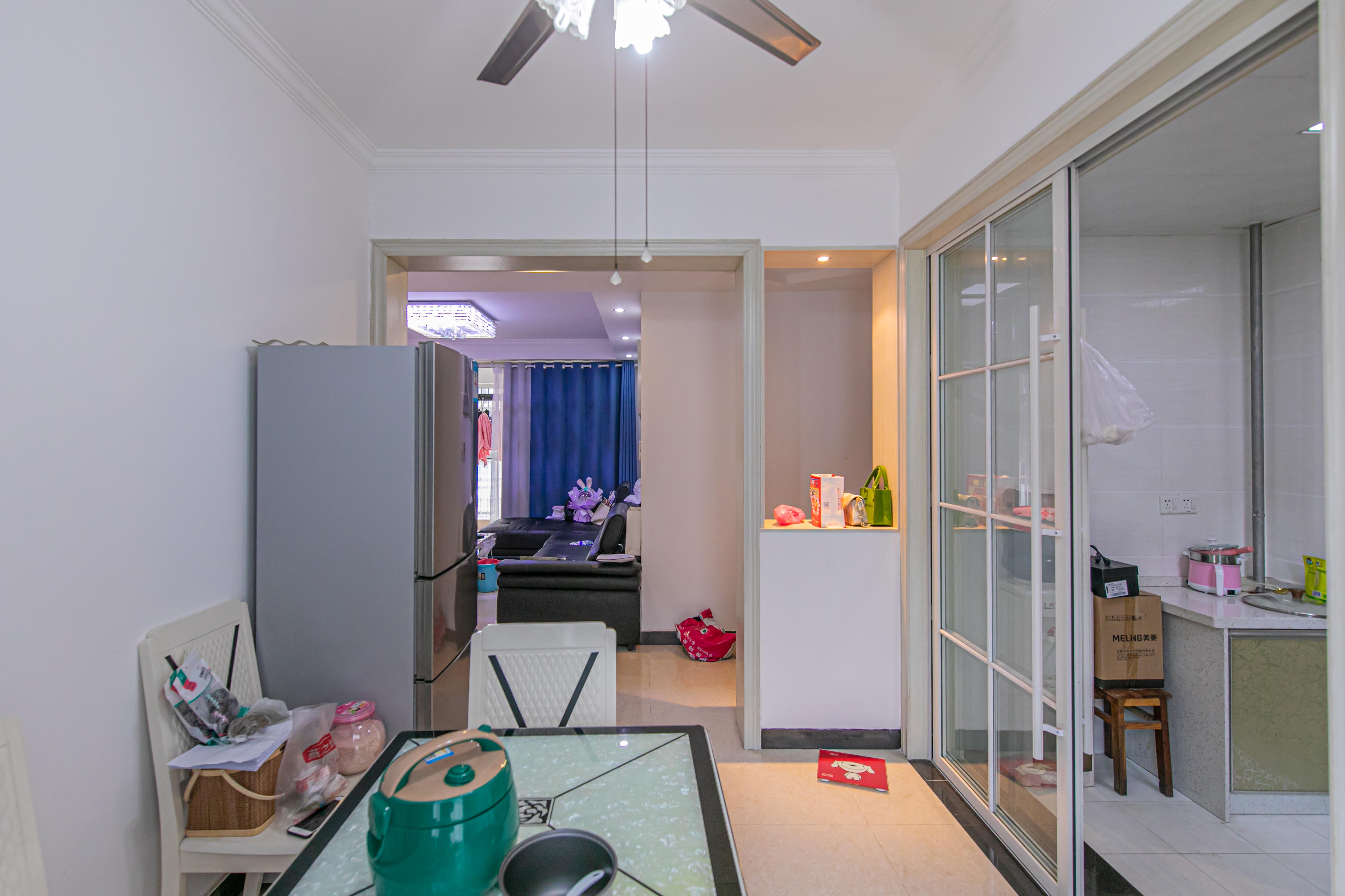 泊林晶城 3室2厅2卫 79.8万 泊林晶城 3室2厅2卫 79.8万客厅