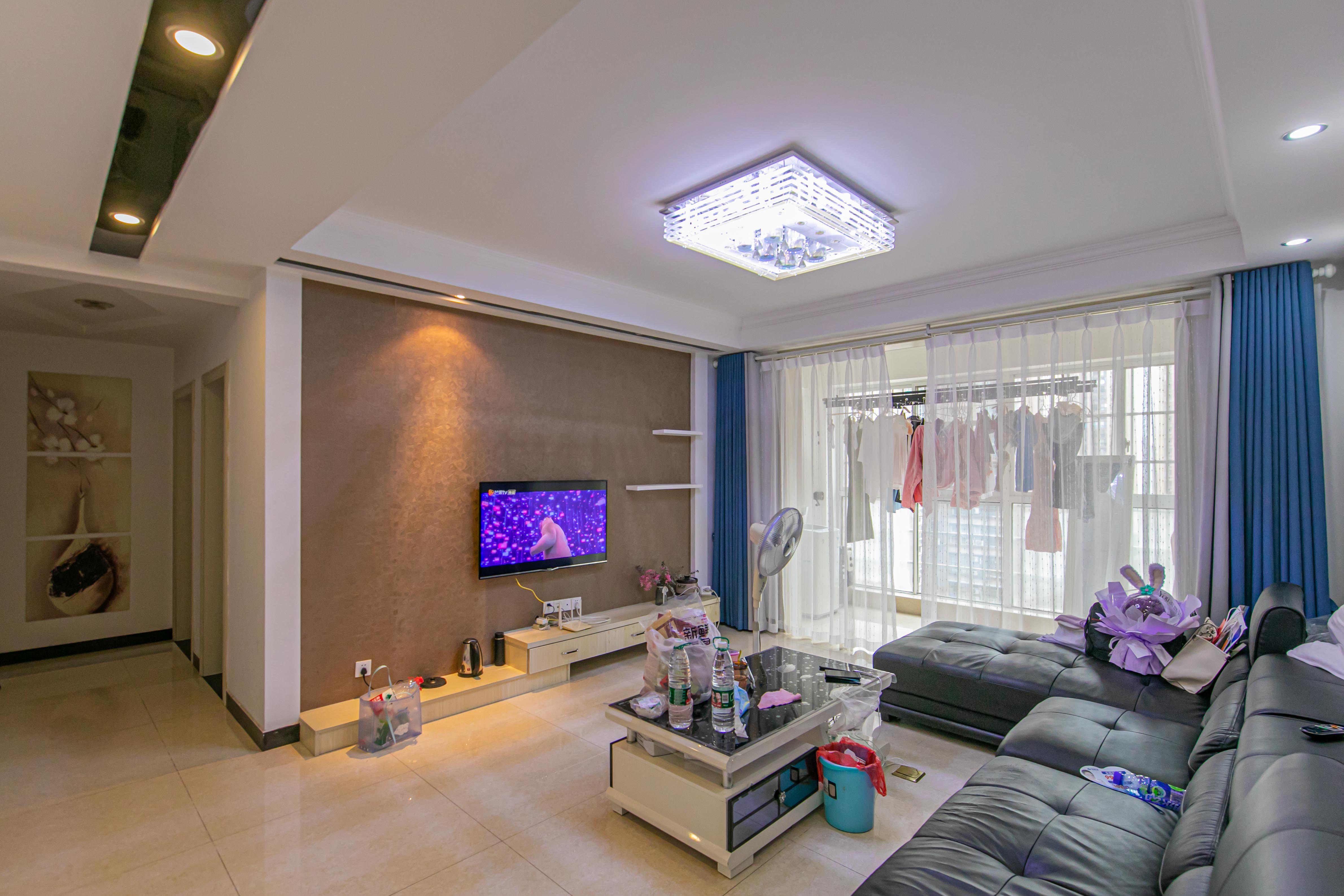 泊林晶城 3室2厅2卫 79.8万 泊林晶城 3室2厅2卫 79.8万客厅