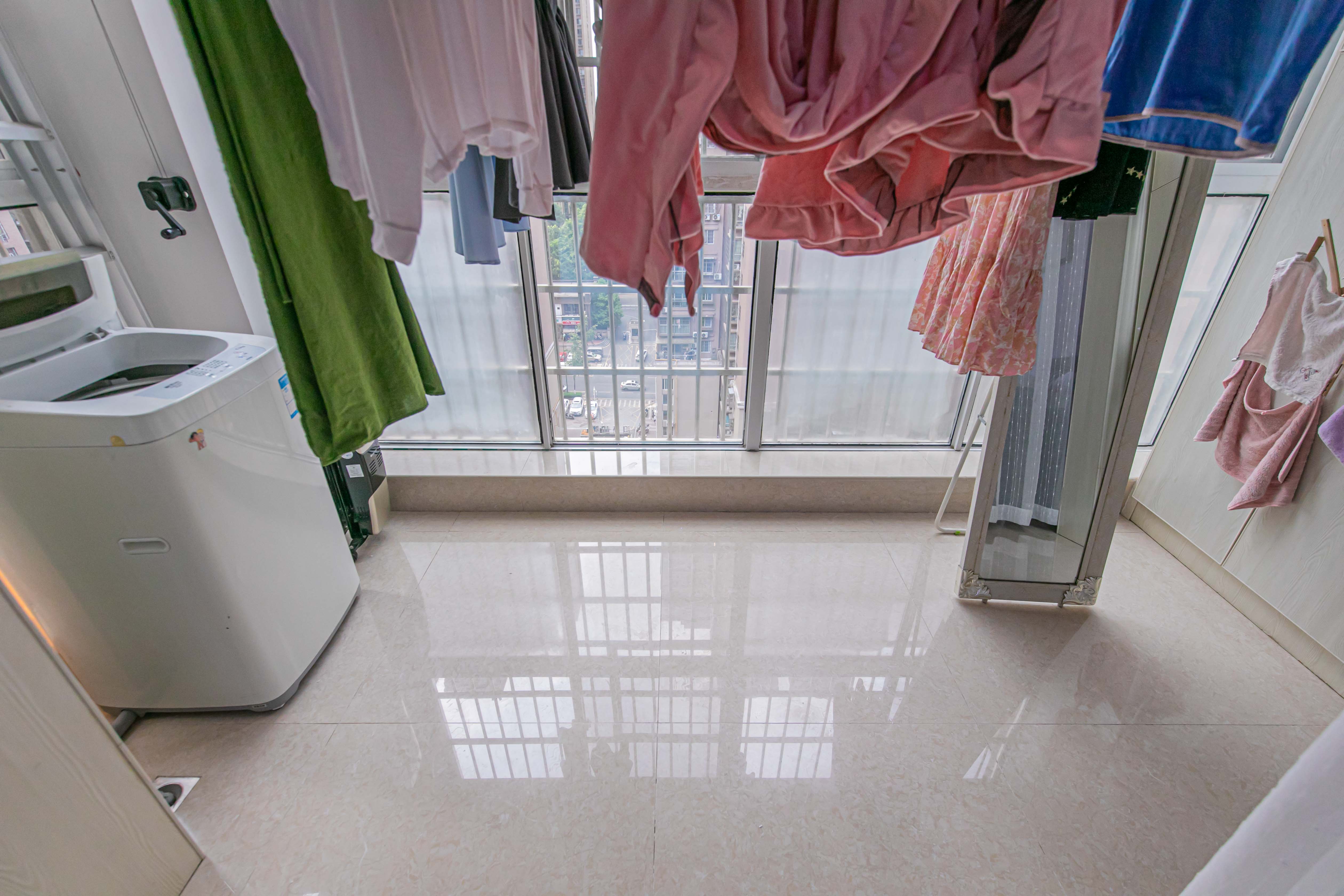 泊林晶城 3室2厅2卫 79.8万 泊林晶城 3室2厅2卫 79.8万阳台