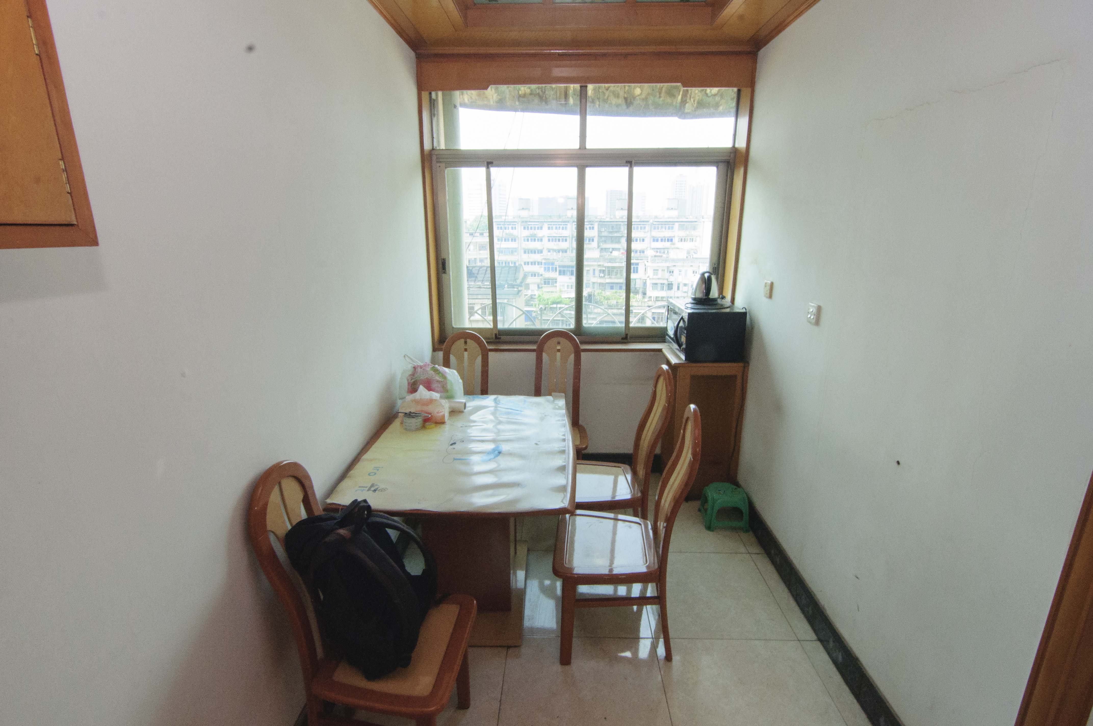 东瓜山一村送变电小区  2室2厅1卫   39.90万客厅