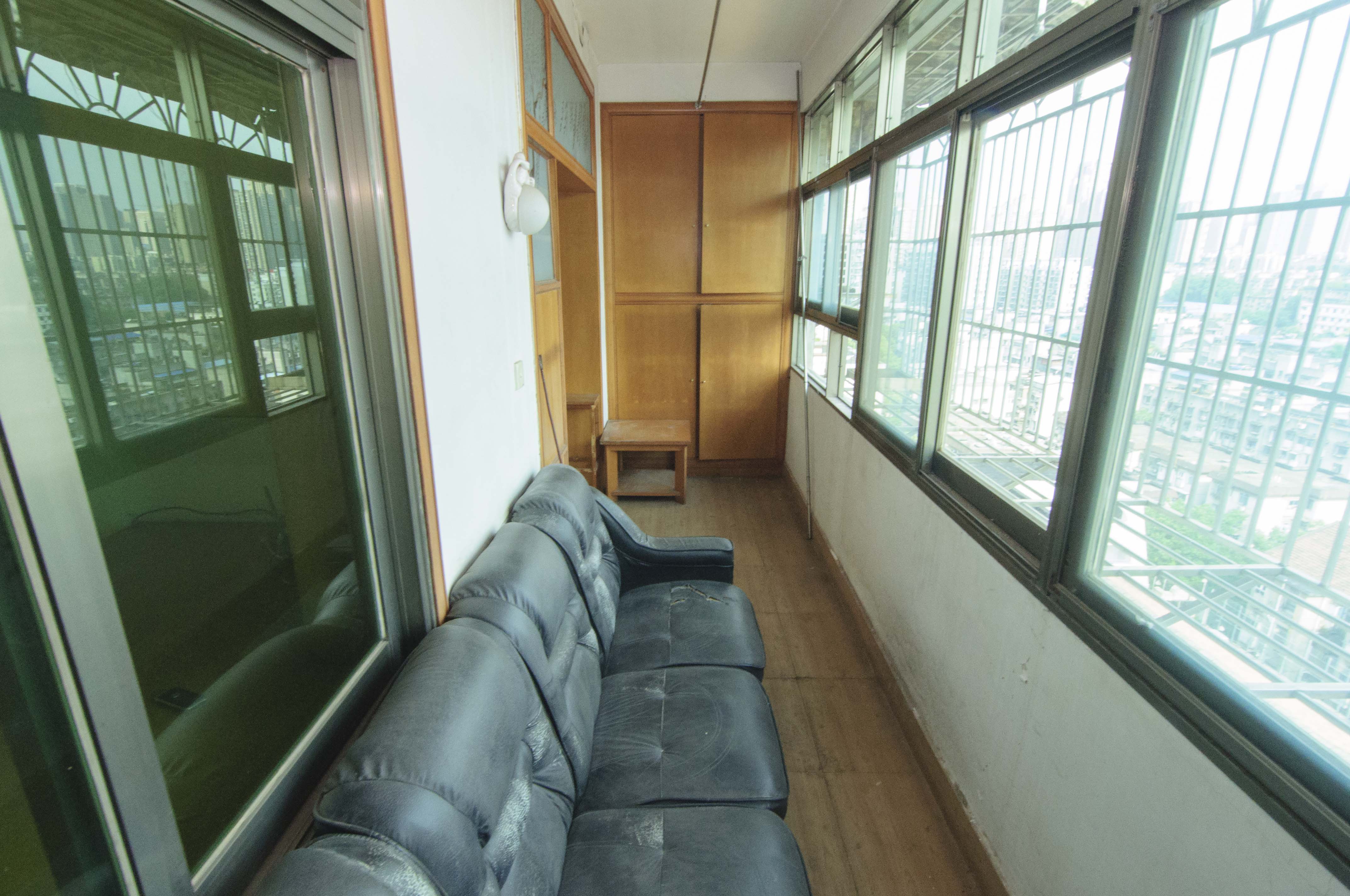 东瓜山一村送变电小区  2室2厅1卫   39.90万阳台