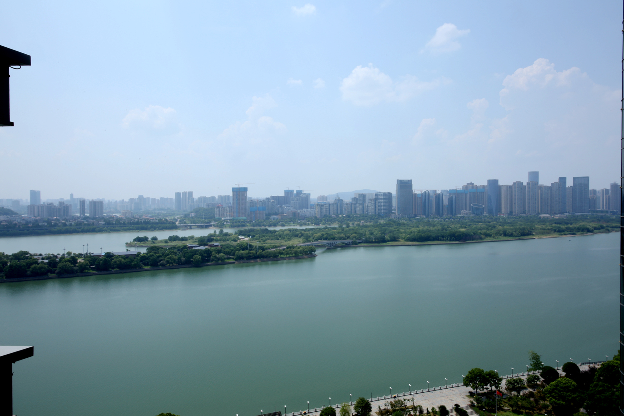 潮宗御苑  4室2厅2卫   357.00万客厅
