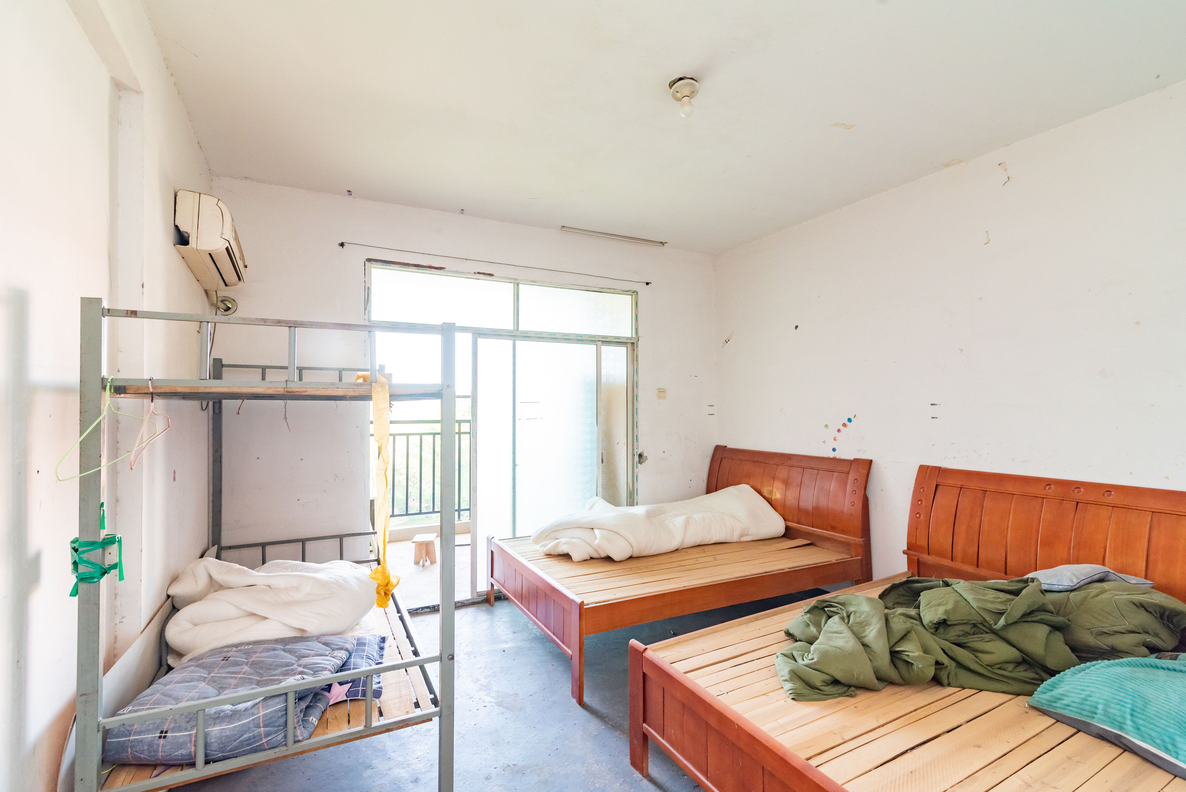 学府华庭  3室2厅1卫   77.00万卧室