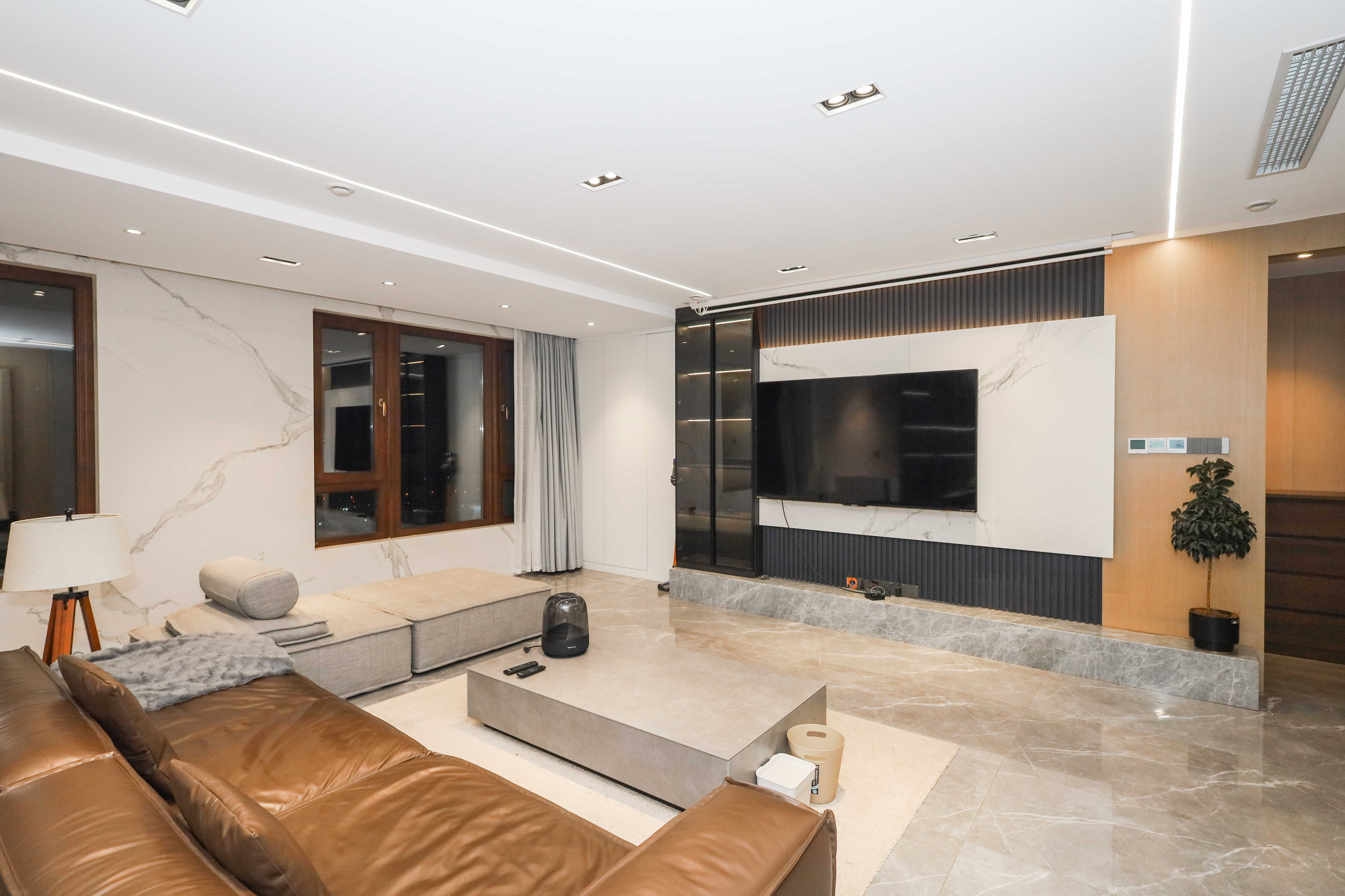 建發(fā)央著  3室2廳2衛(wèi)    215.0萬客廳