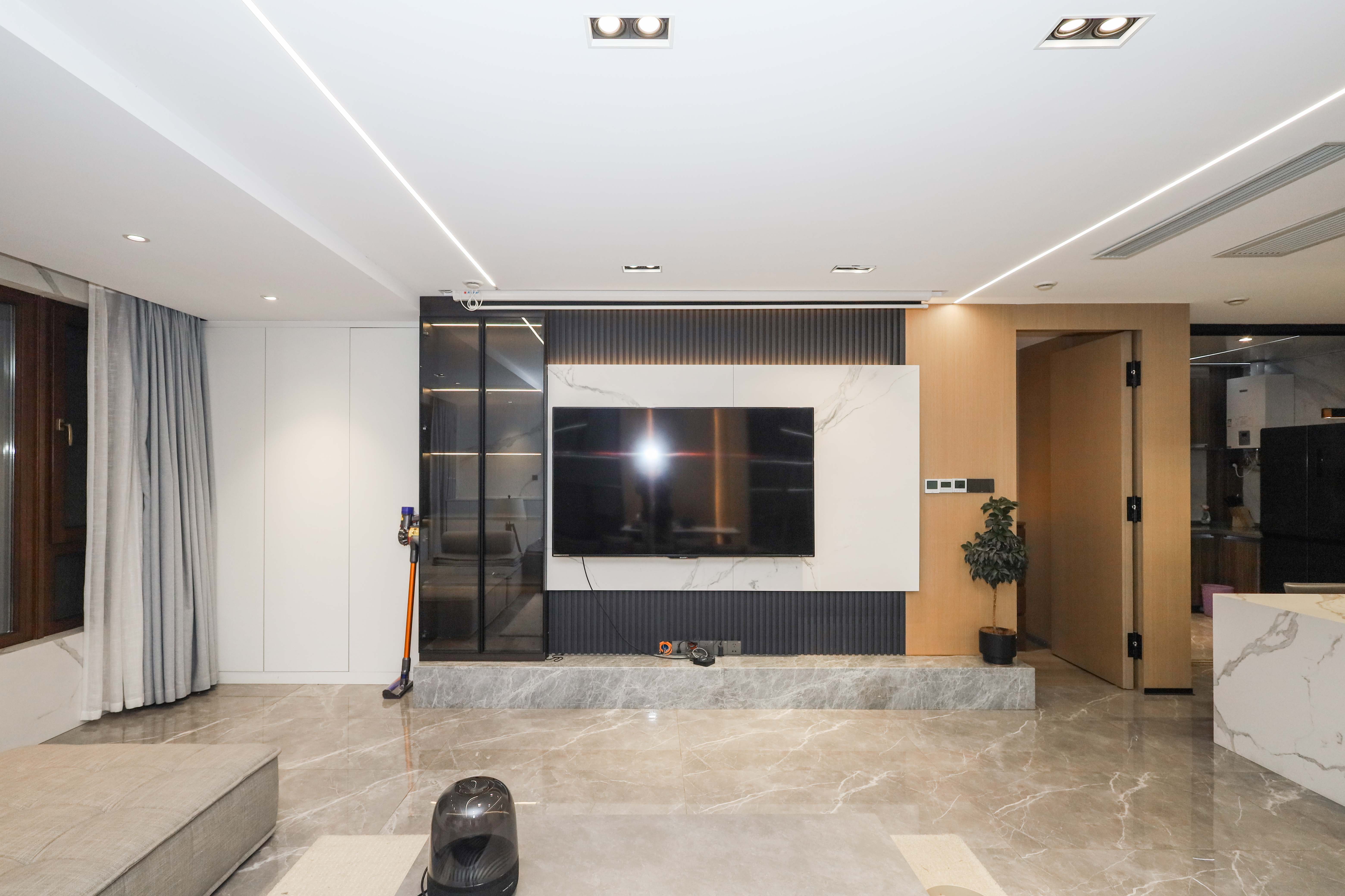 建發(fā)央著  3室2廳2衛(wèi)    215.0萬客廳
