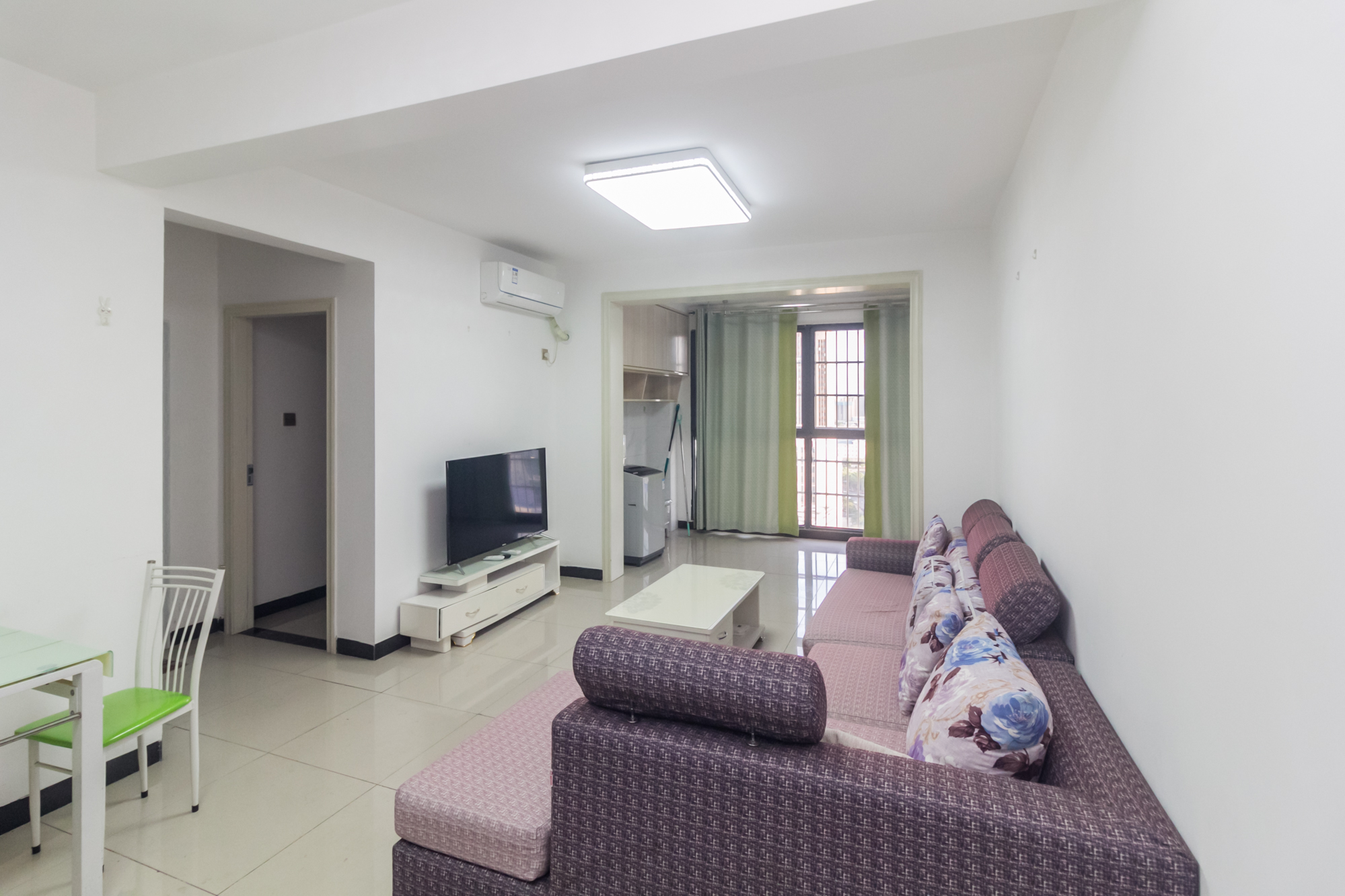 湘楚华庭 2室2厅1卫 55.0万 湘楚华庭 2室2厅1卫 55.0万客厅