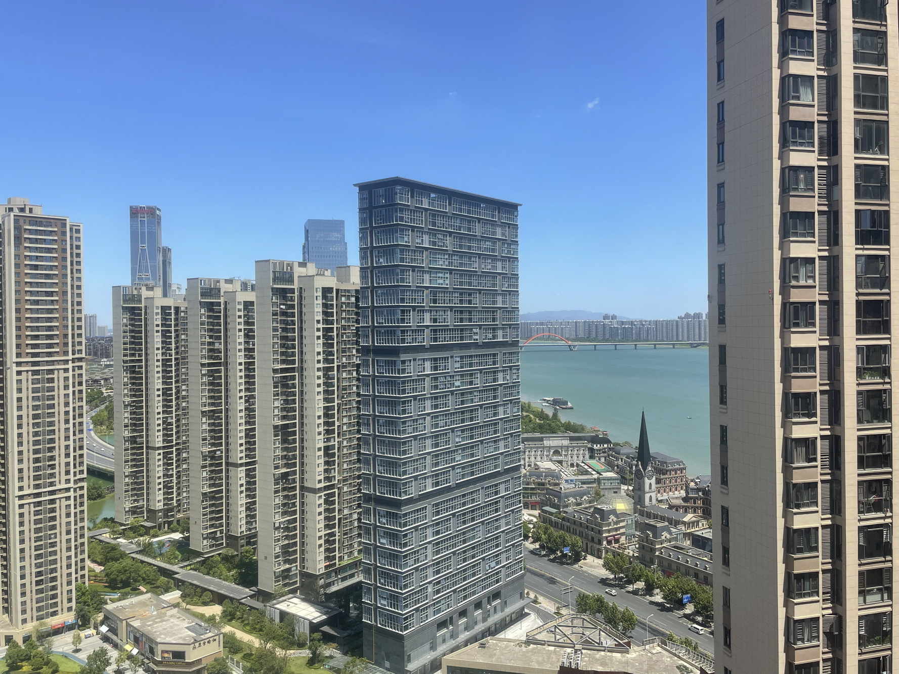 世茂外滩里（世茂铂翠湾三期）  4室2厅2卫    374.6万阳台