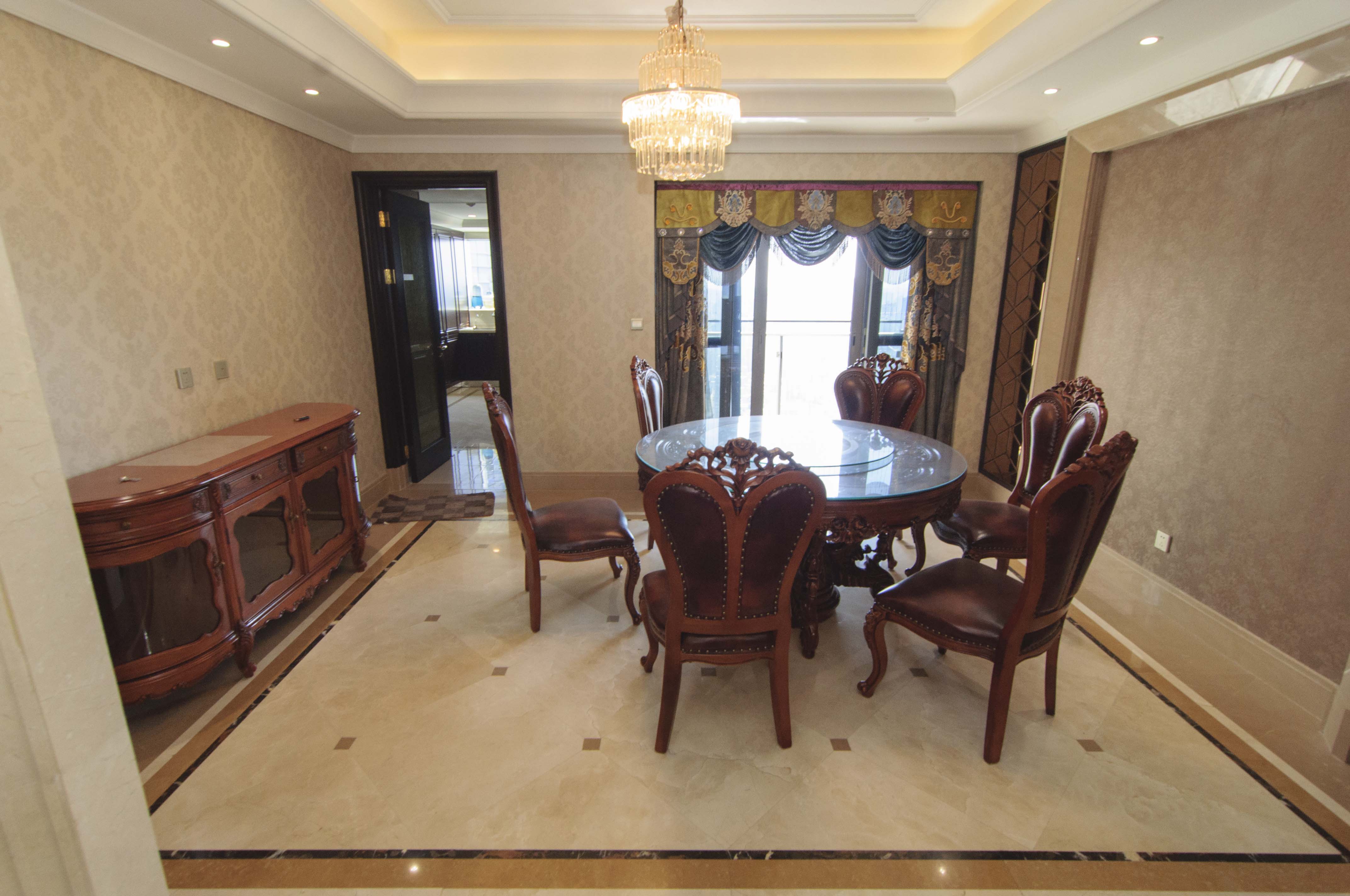 华远隆玺  3室2厅3卫    720.0万客厅