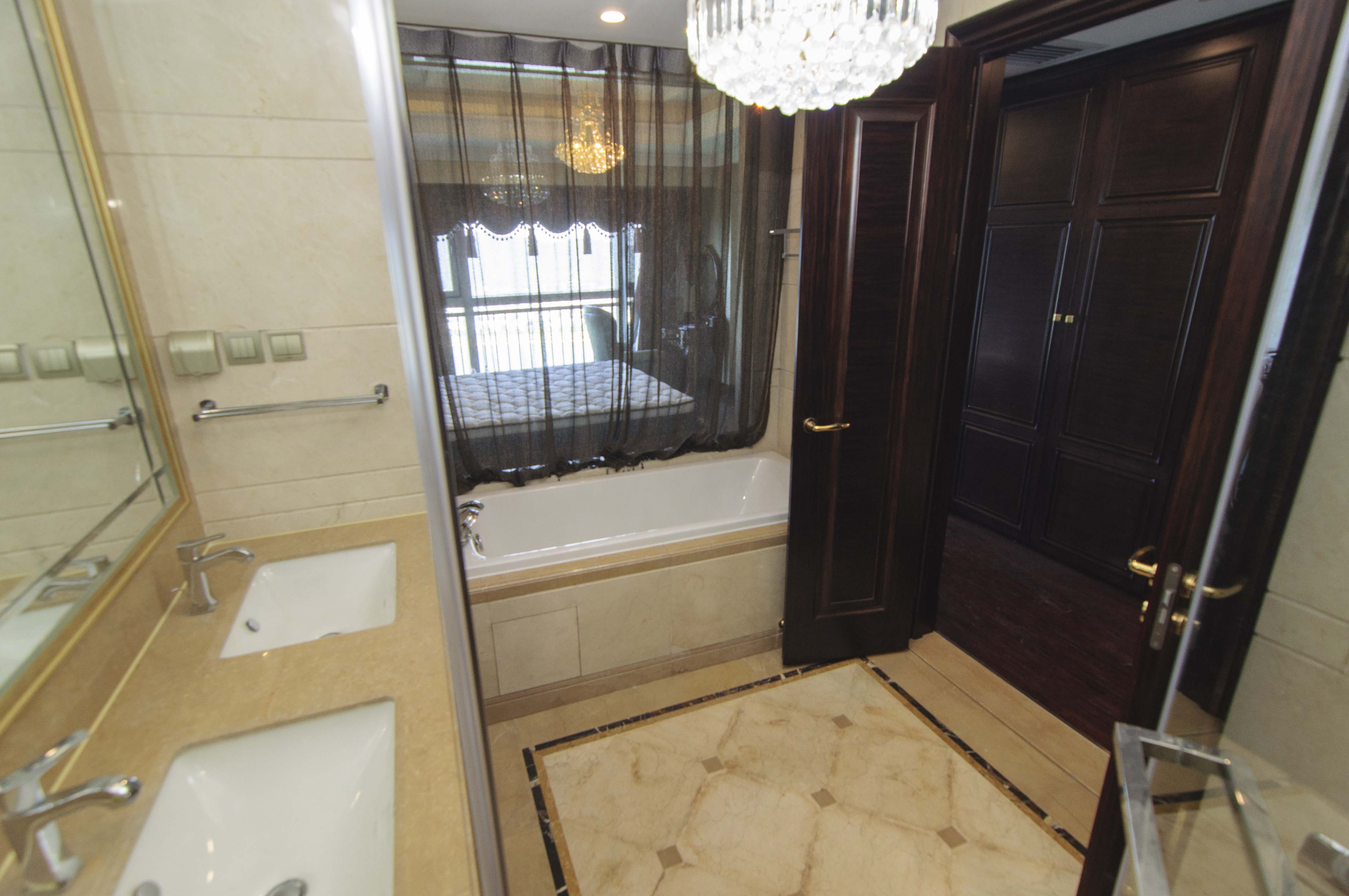 华远隆玺  3室2厅3卫    720.0万卫生间