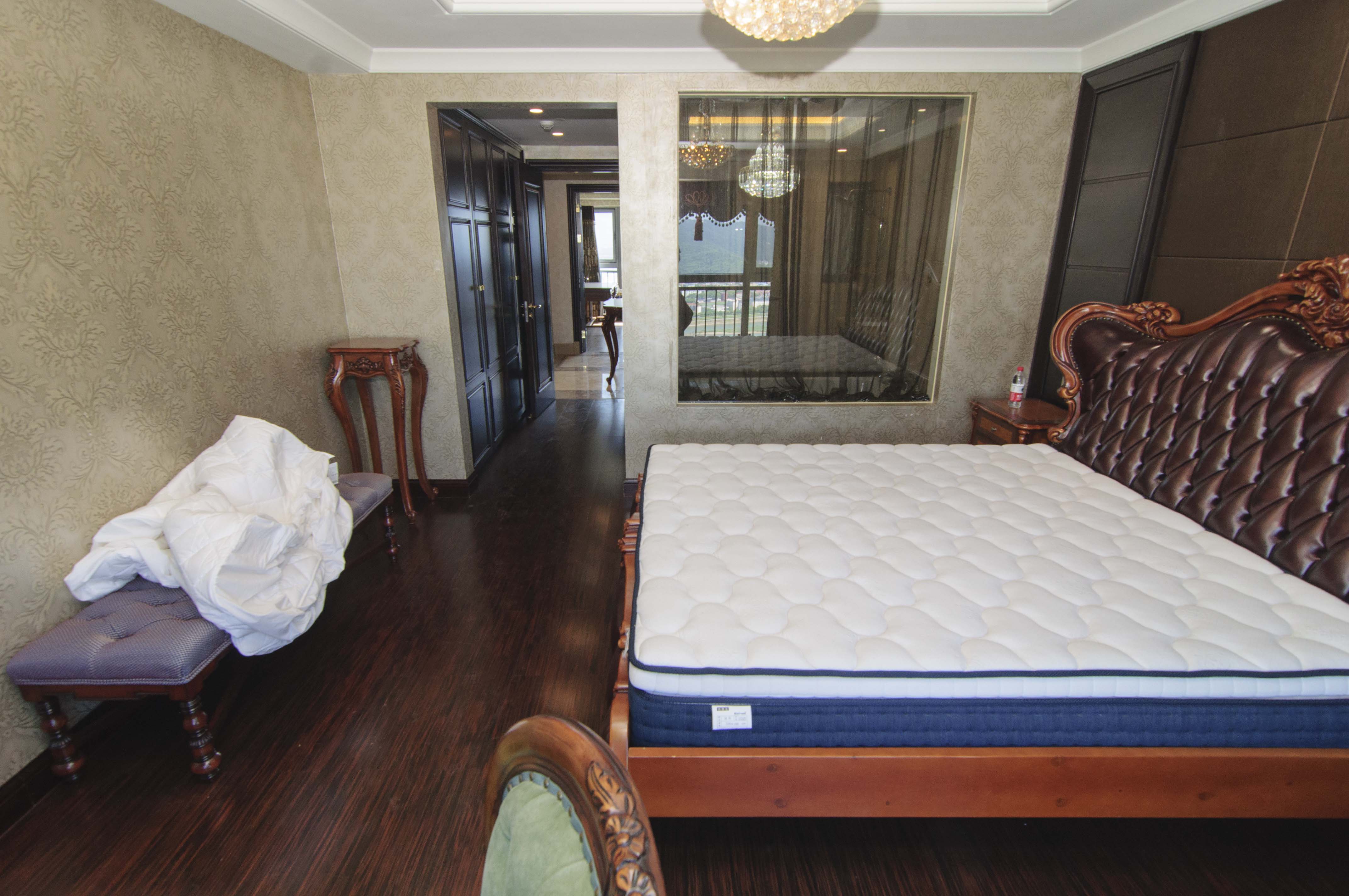 华远隆玺  3室2厅3卫    720.0万卧室