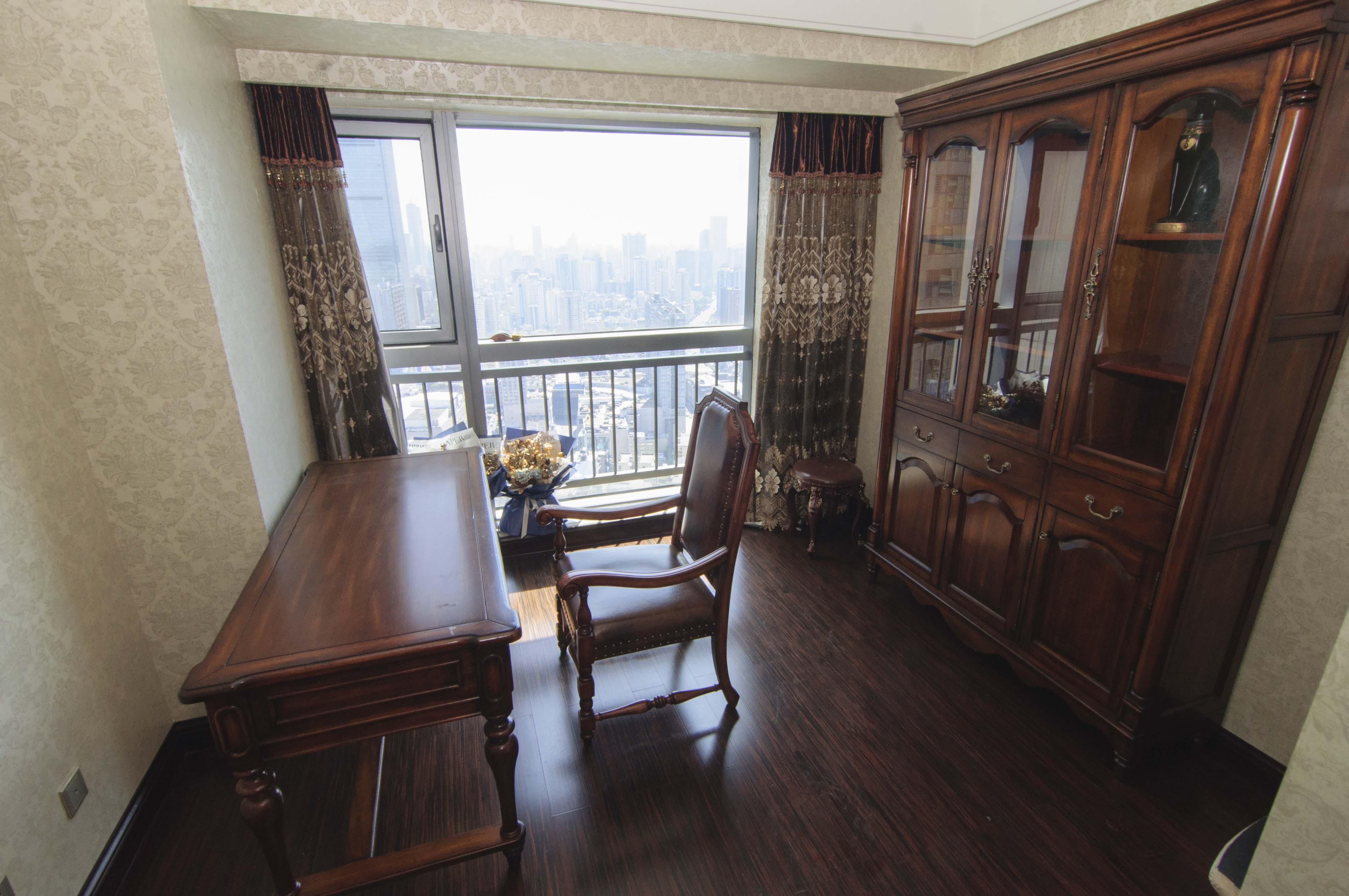 华远隆玺  3室2厅3卫    720.0万卧室