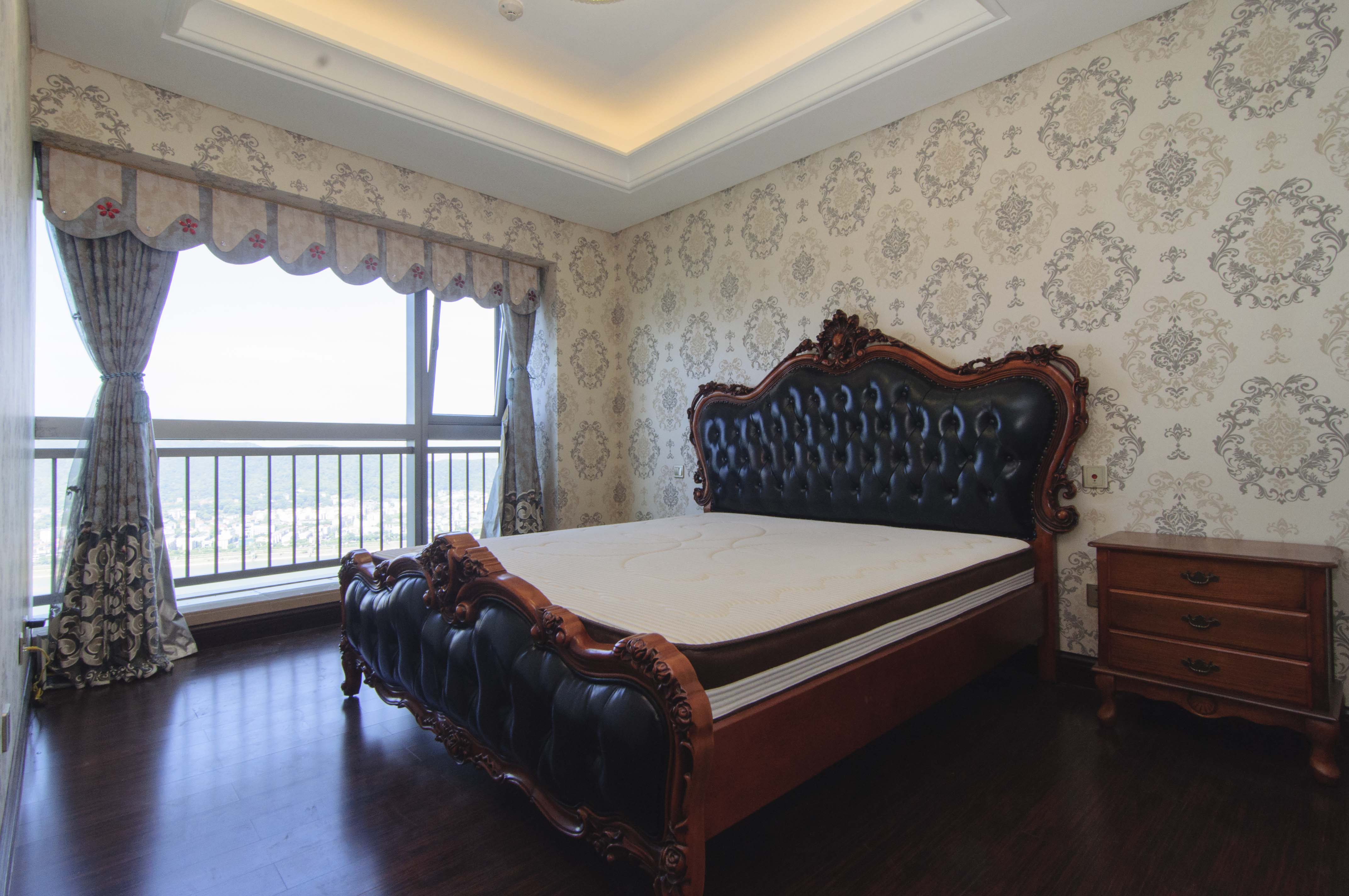 华远隆玺  3室2厅3卫    720.0万卧室