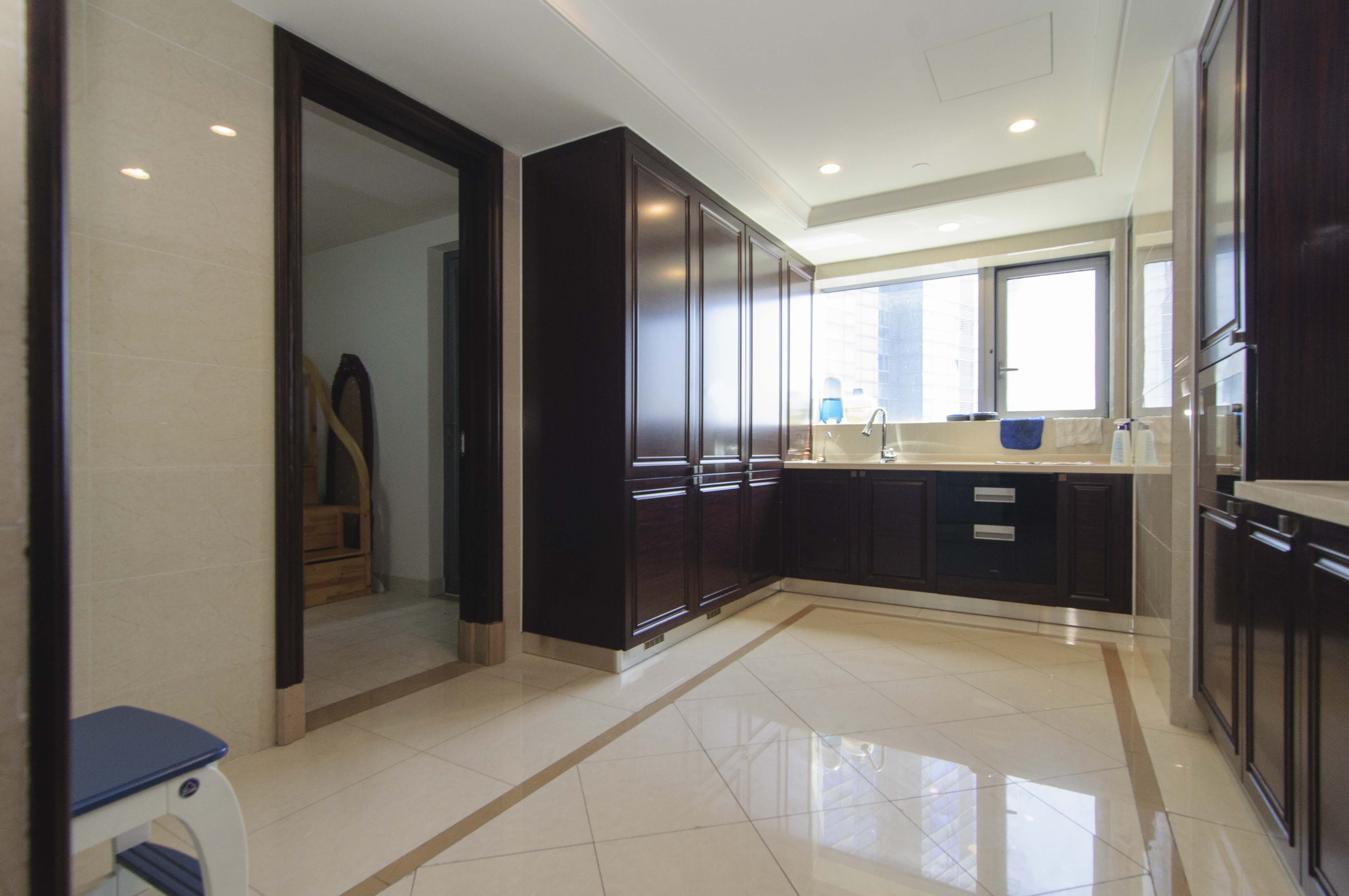 华远隆玺  3室2厅3卫    720.0万厨房