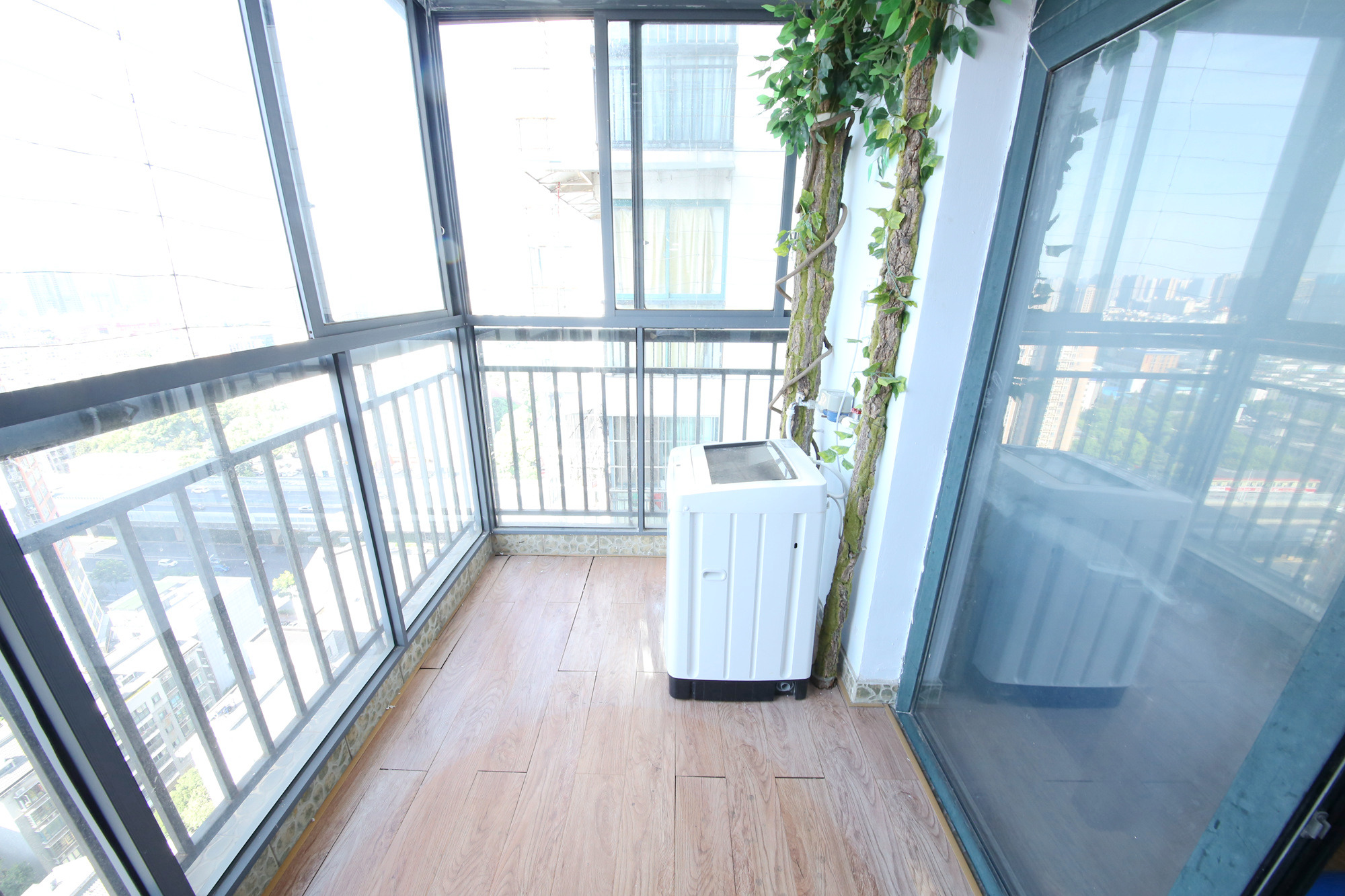 浏阳河畔家园  2室2厅2卫   89.00万阳台