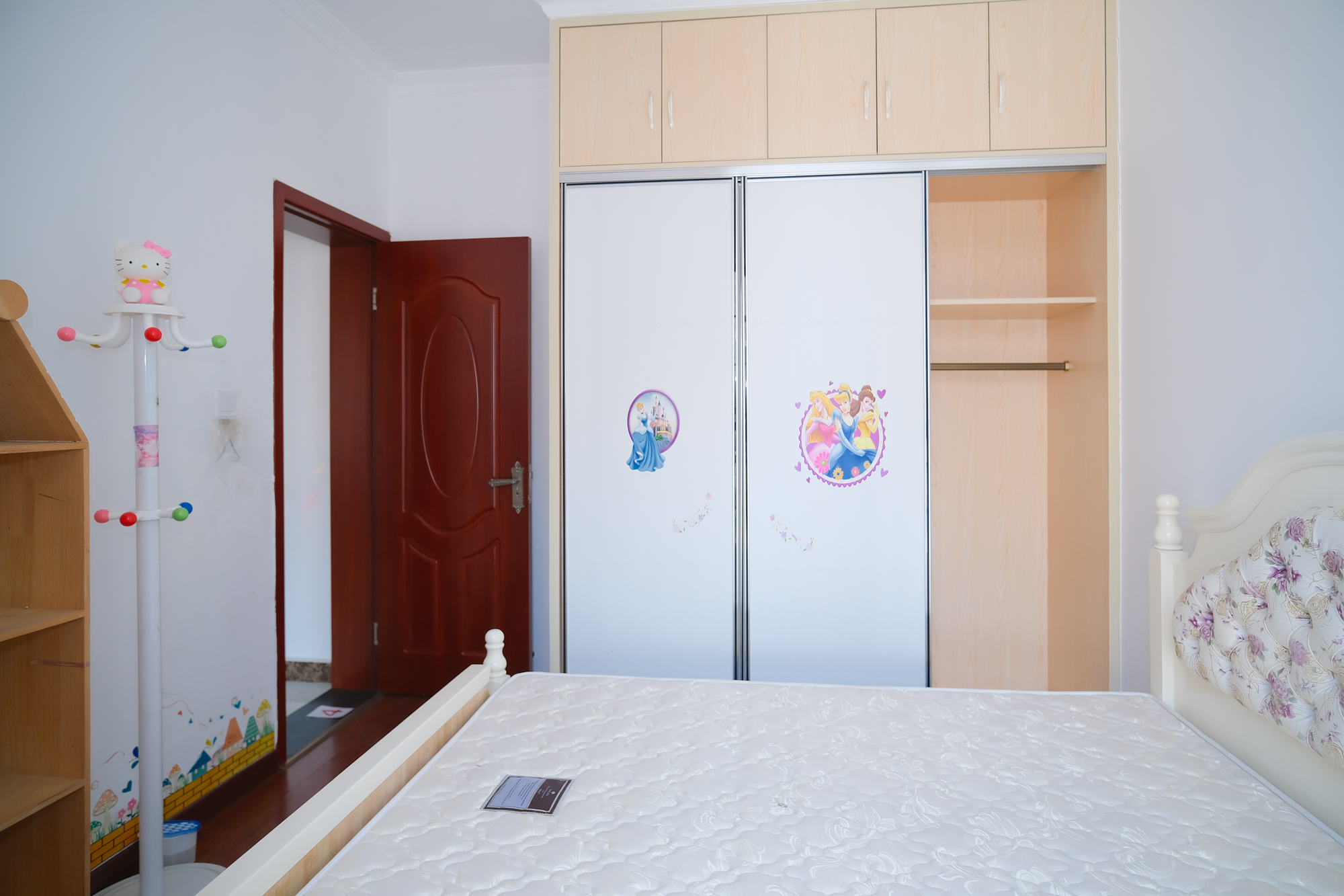 三一街區(qū)  3室2廳2衛(wèi)    102.8萬臥室