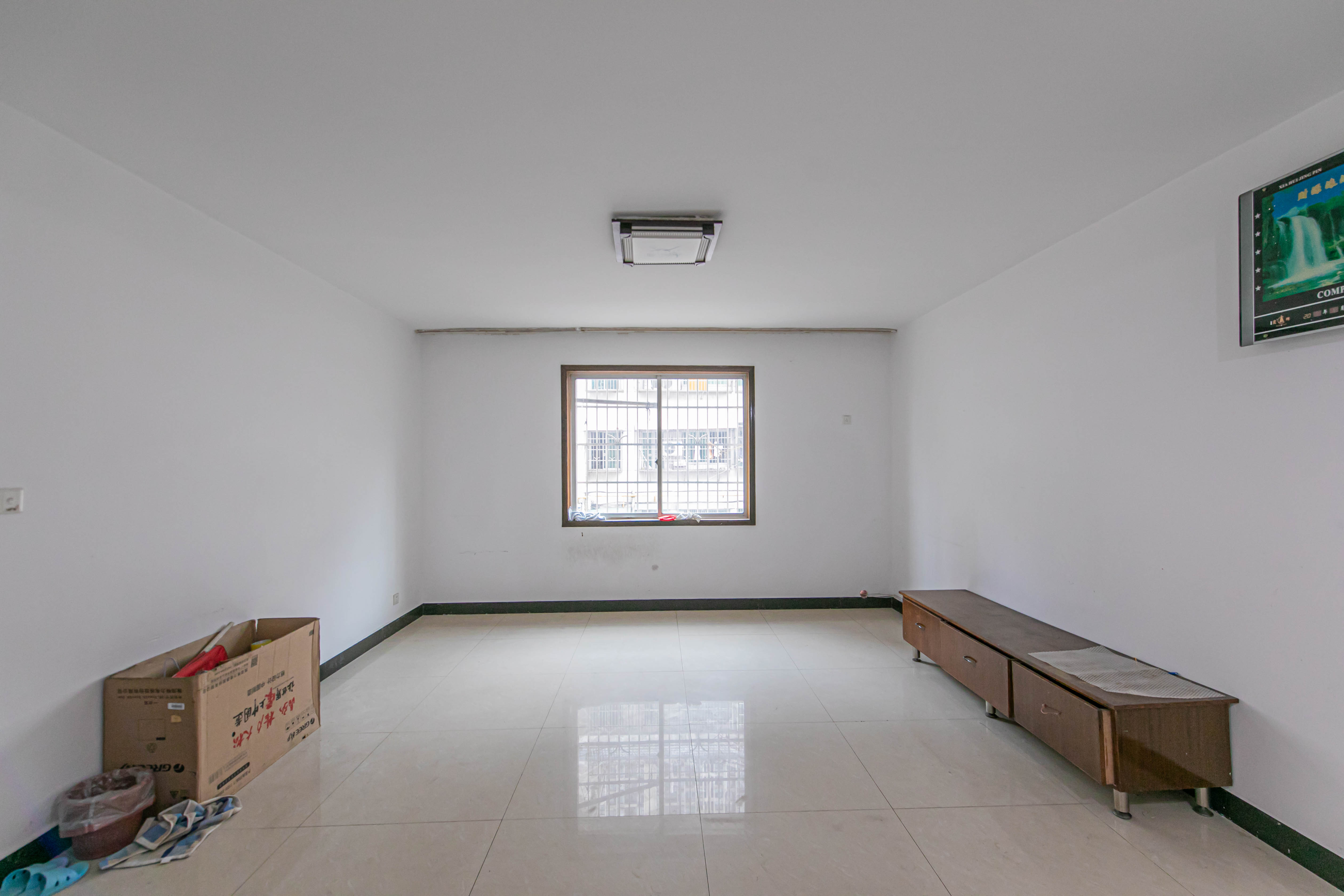 茶叶大市场“山水茗园”  3室2厅2卫   61.80万