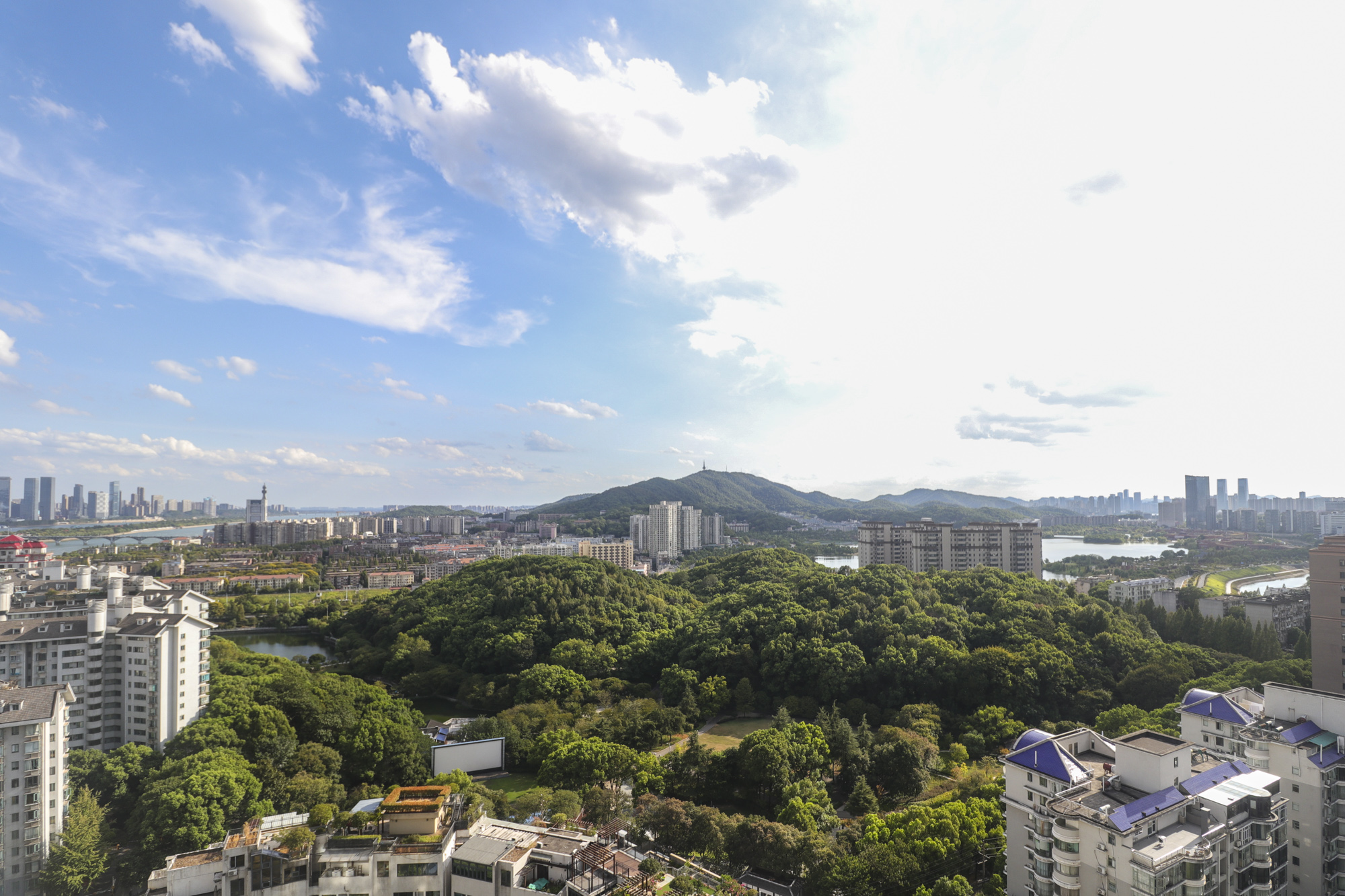 景秀江山  4室2厅2卫   285.00万阳台