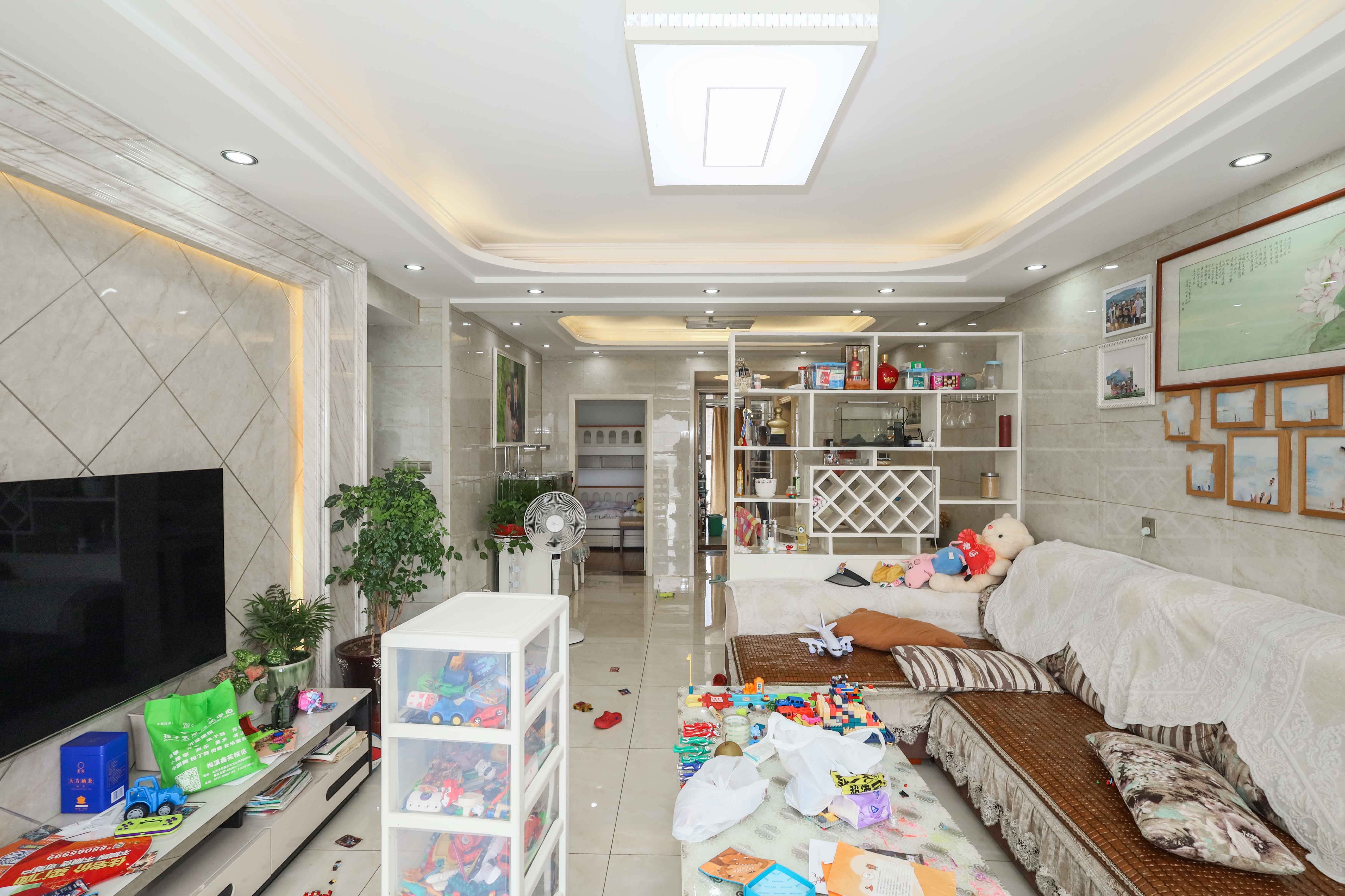 山水英伦海德广场  3室2厅2卫    110.0万客厅