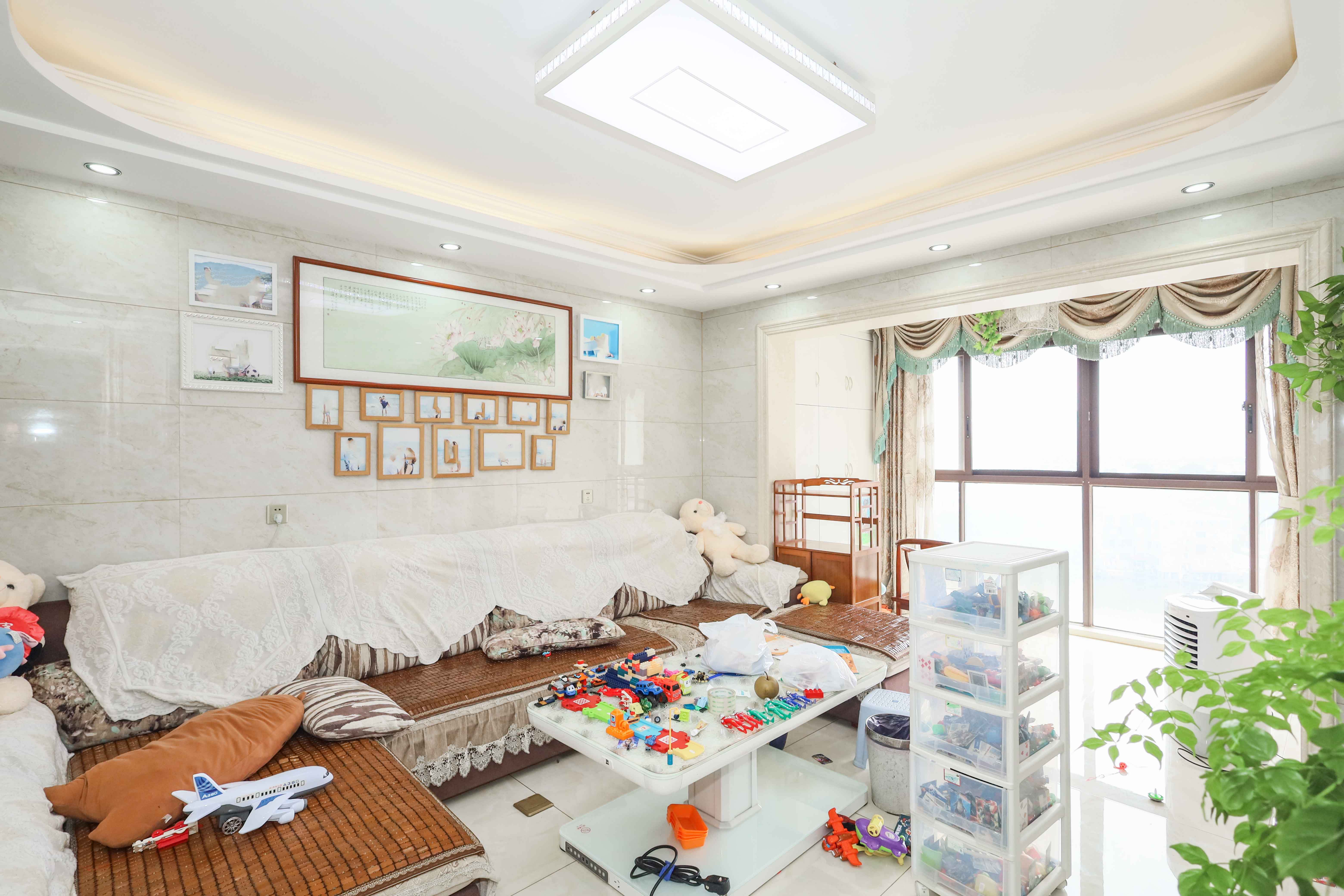 山水英伦海德广场  3室2厅2卫    110.0万客厅