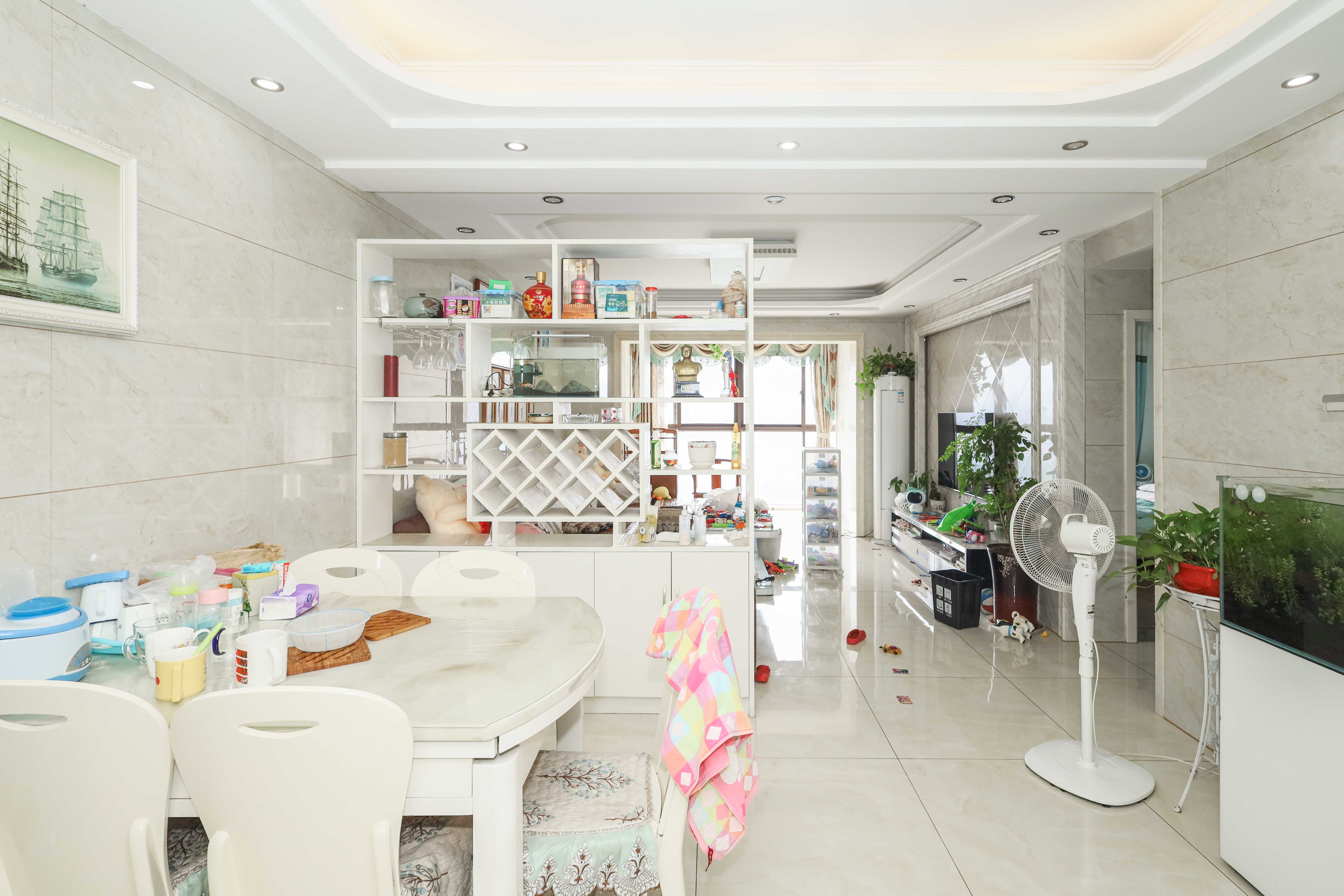 山水英伦海德广场  3室2厅2卫    110.0万客厅