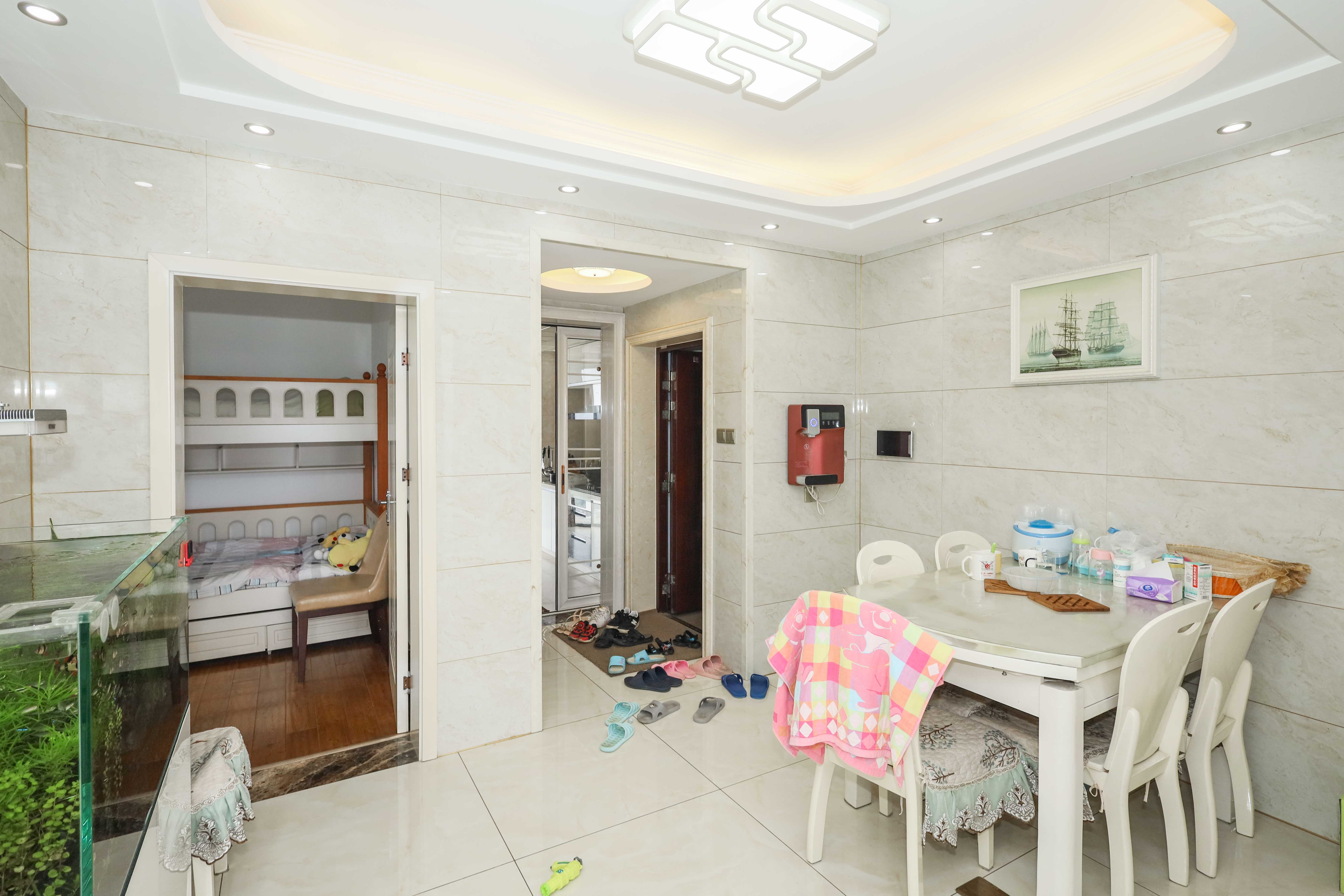 山水英伦海德广场  3室2厅2卫    110.0万客厅