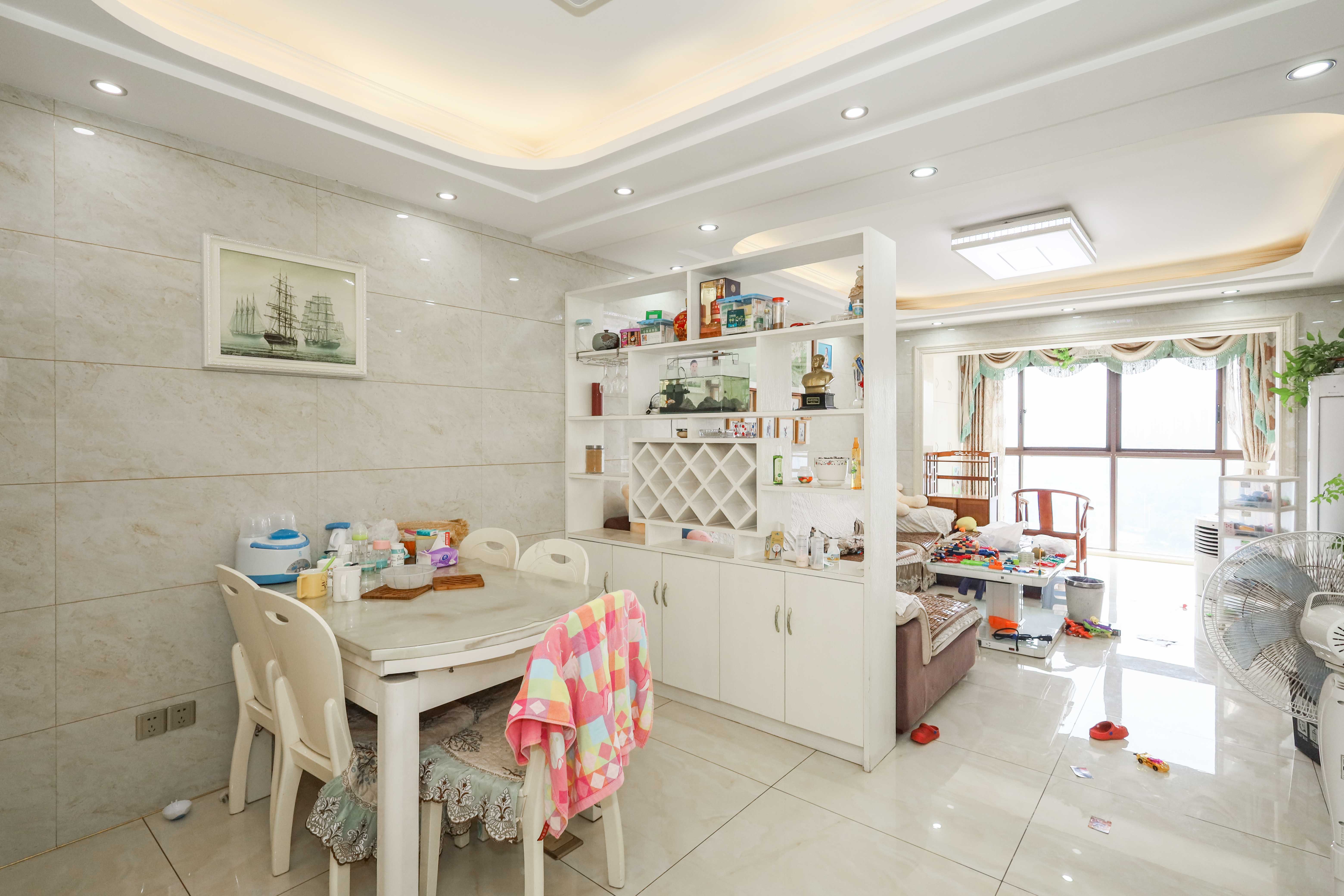 山水英伦海德广场  3室2厅2卫    110.0万客厅