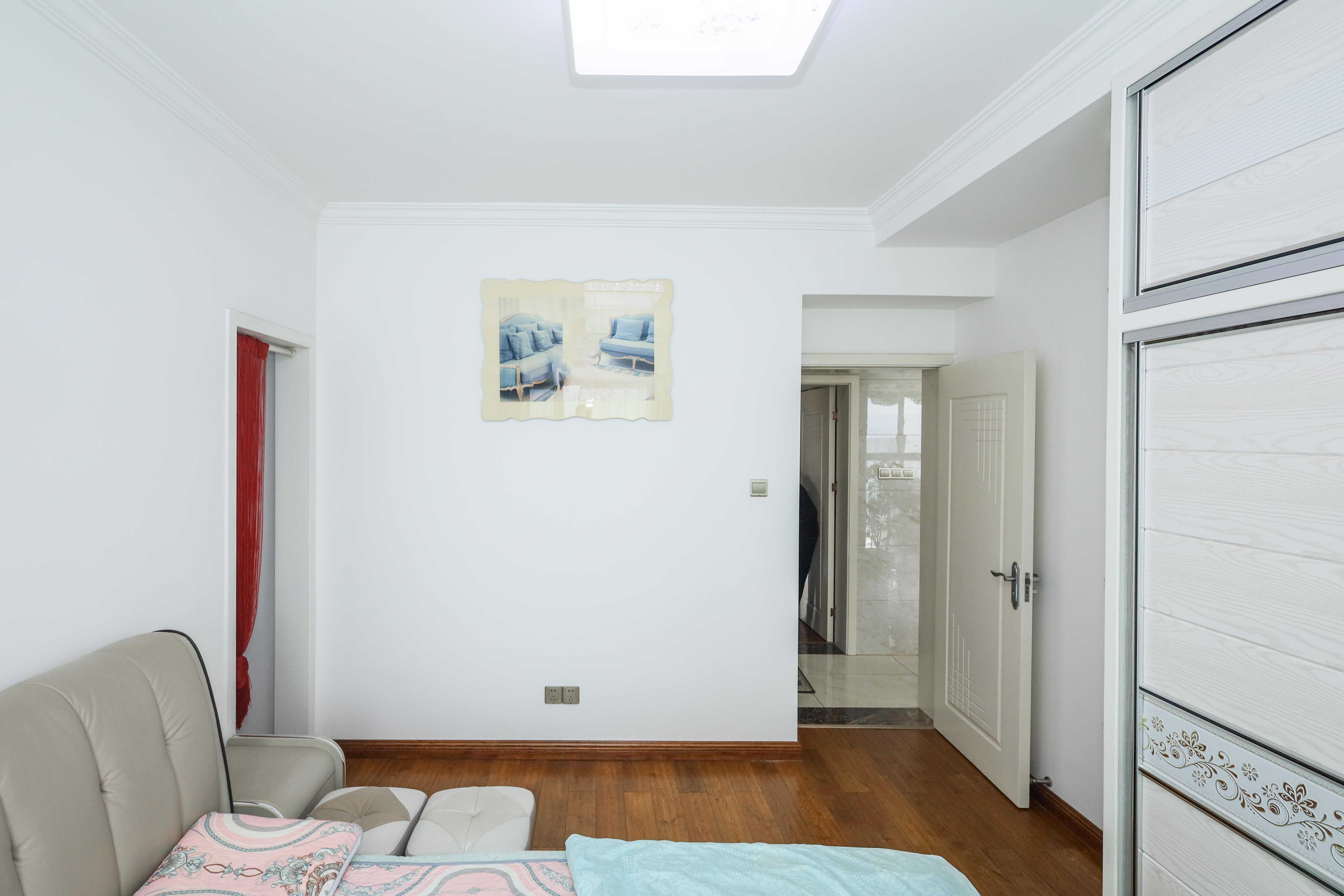 山水英伦海德广场  3室2厅2卫    110.0万卧室