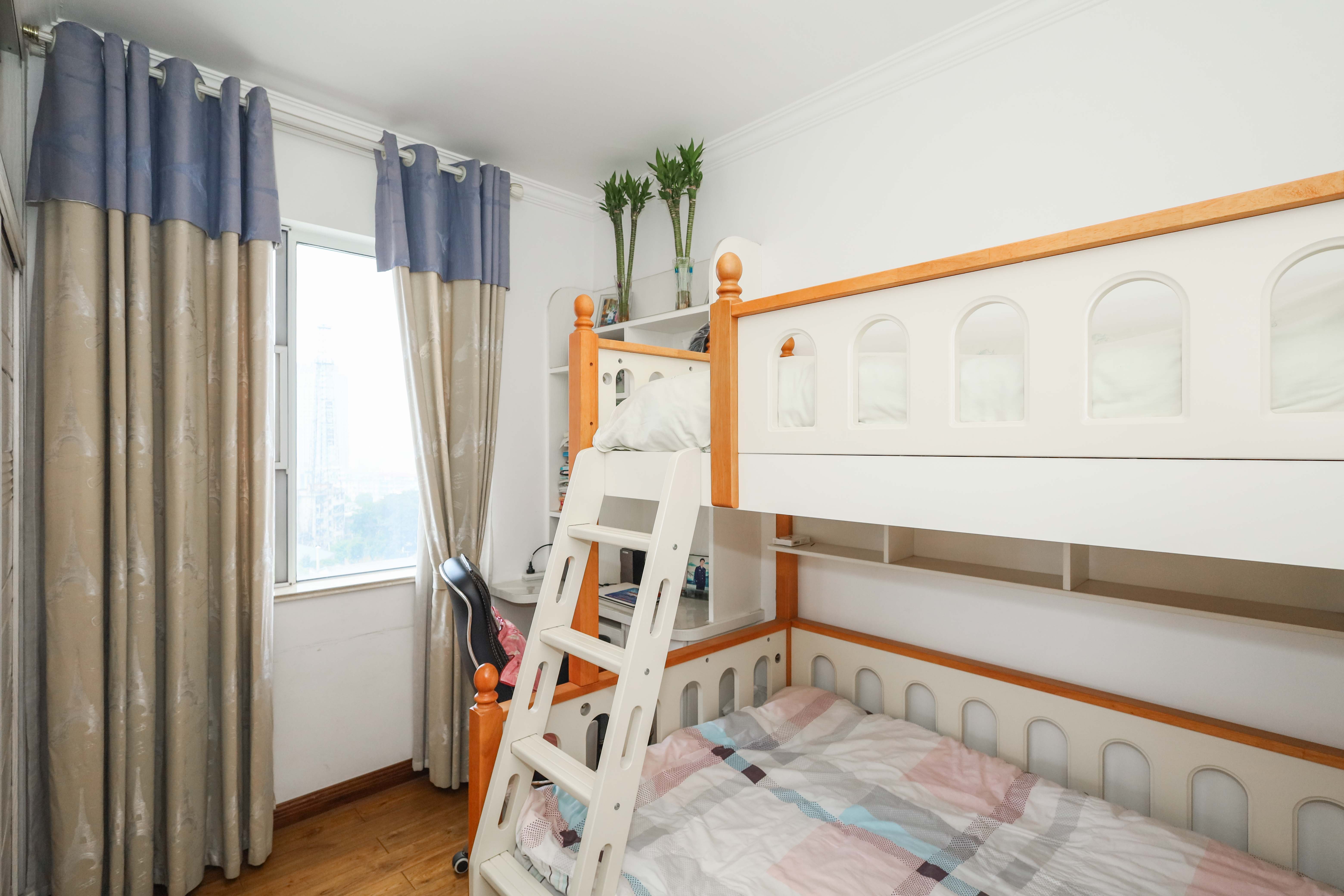 山水英伦海德广场  3室2厅2卫    110.0万卧室