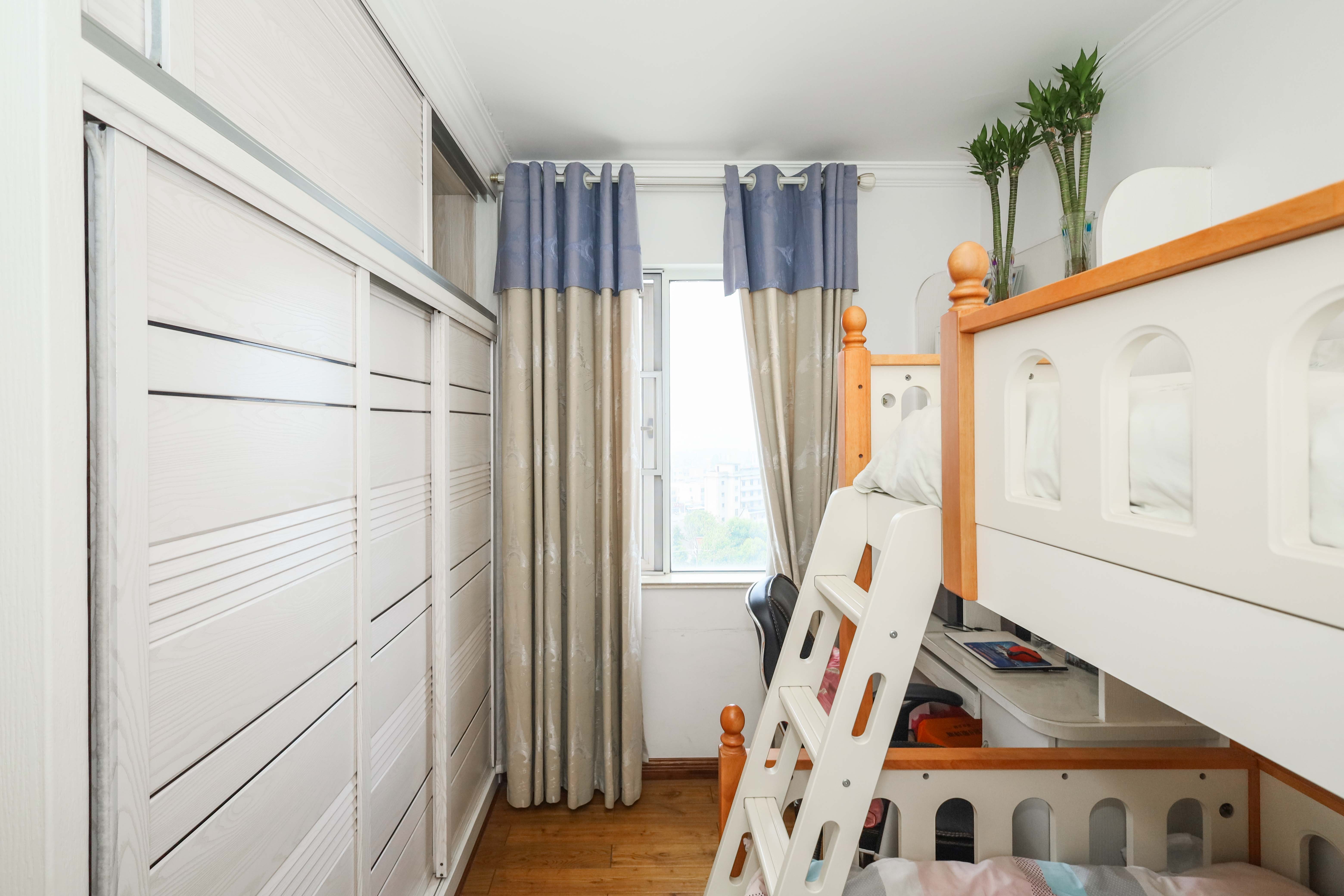 山水英伦海德广场  3室2厅2卫    110.0万卧室