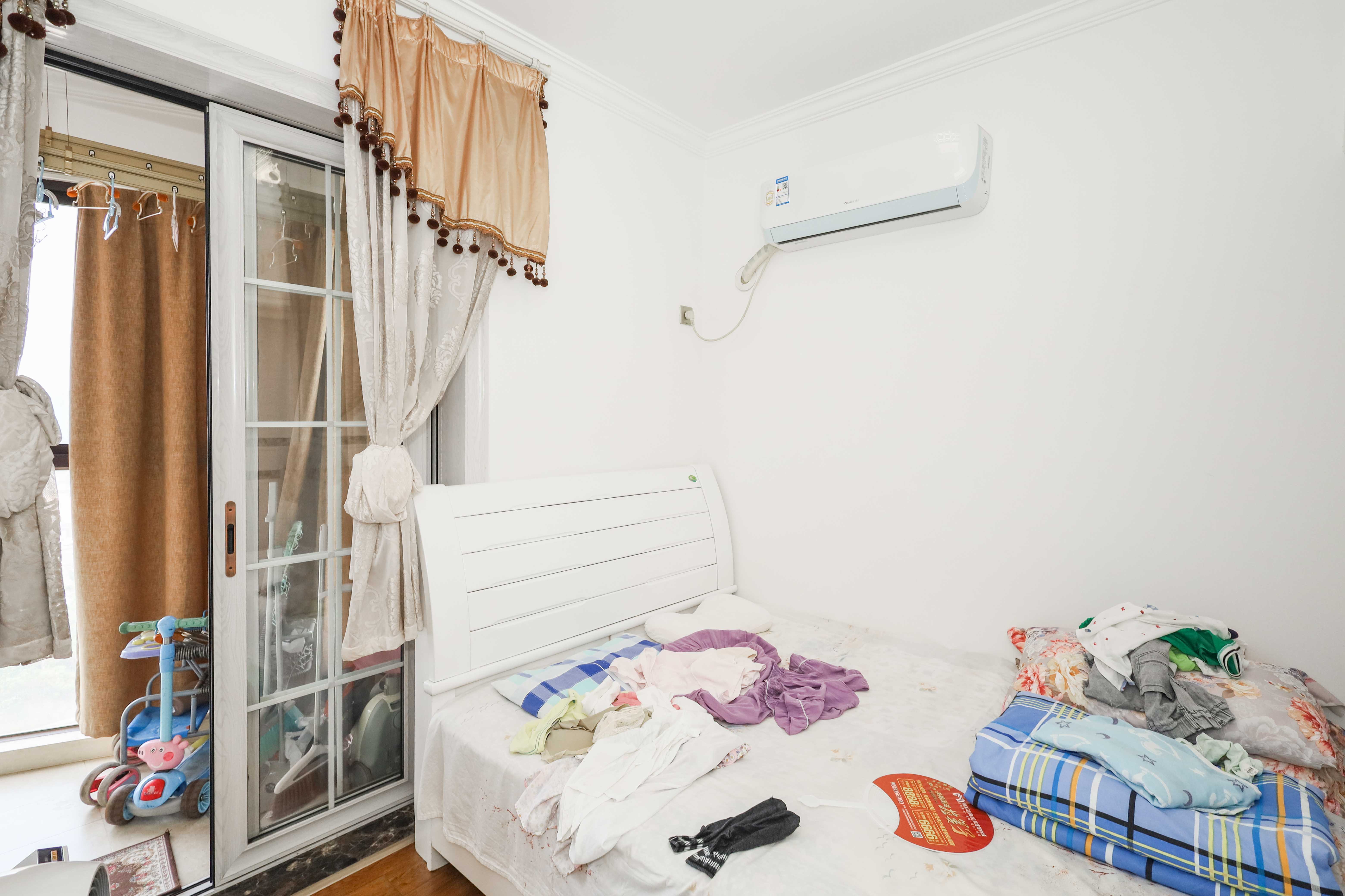 山水英伦海德广场  3室2厅2卫    110.0万卧室