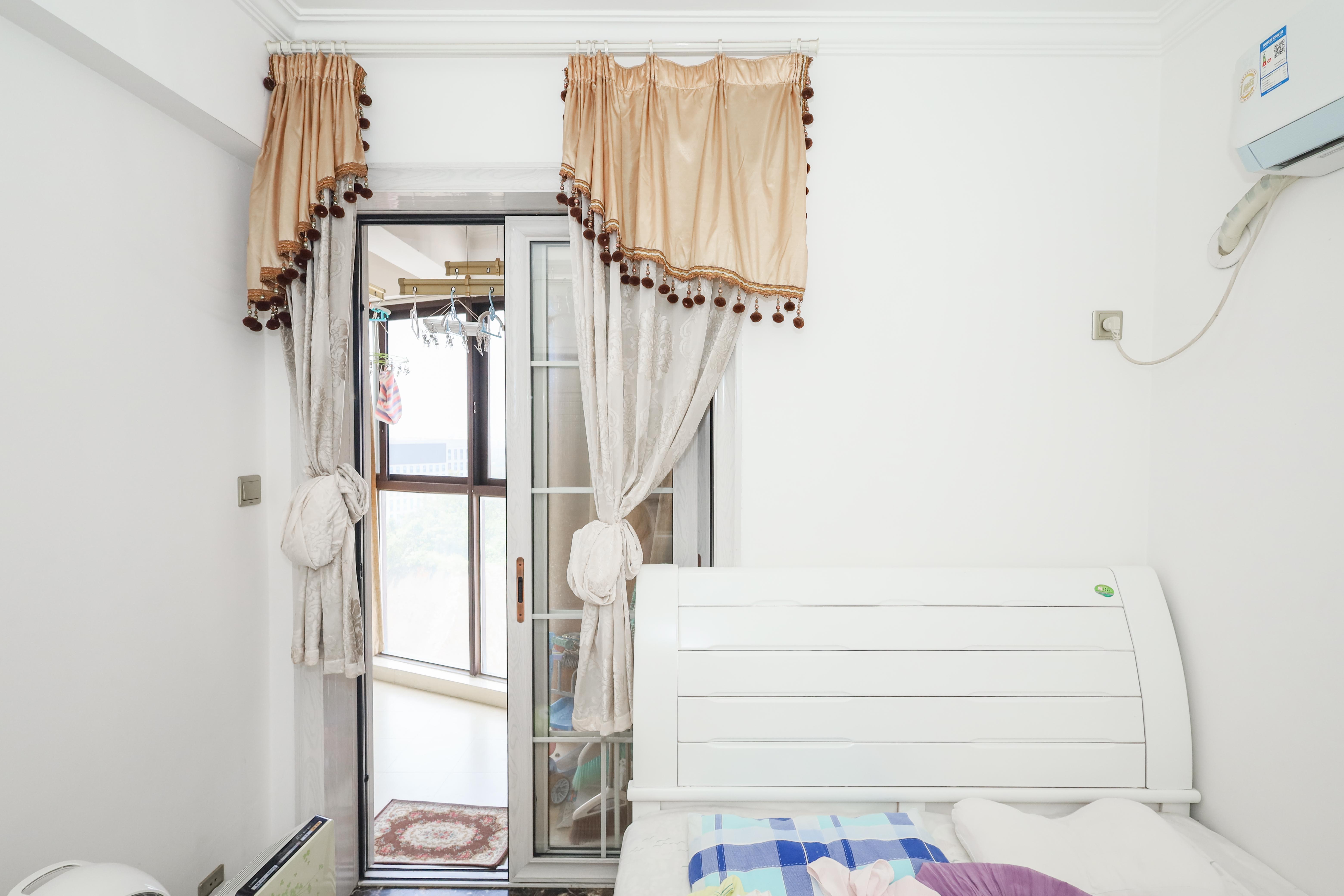 山水英伦海德广场  3室2厅2卫    110.0万卧室