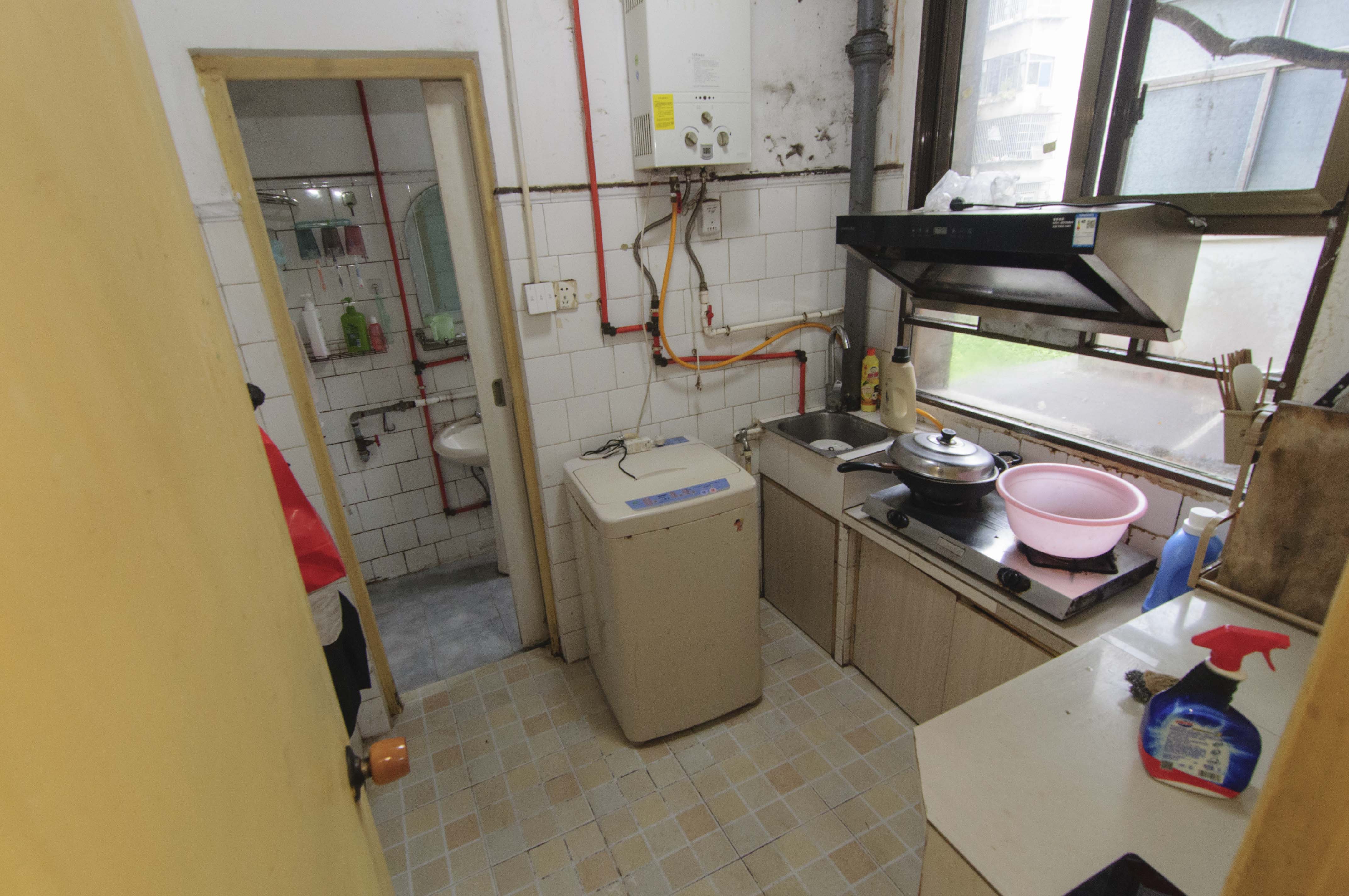 向东南社区  2室1厅1卫   28.00万厨房
