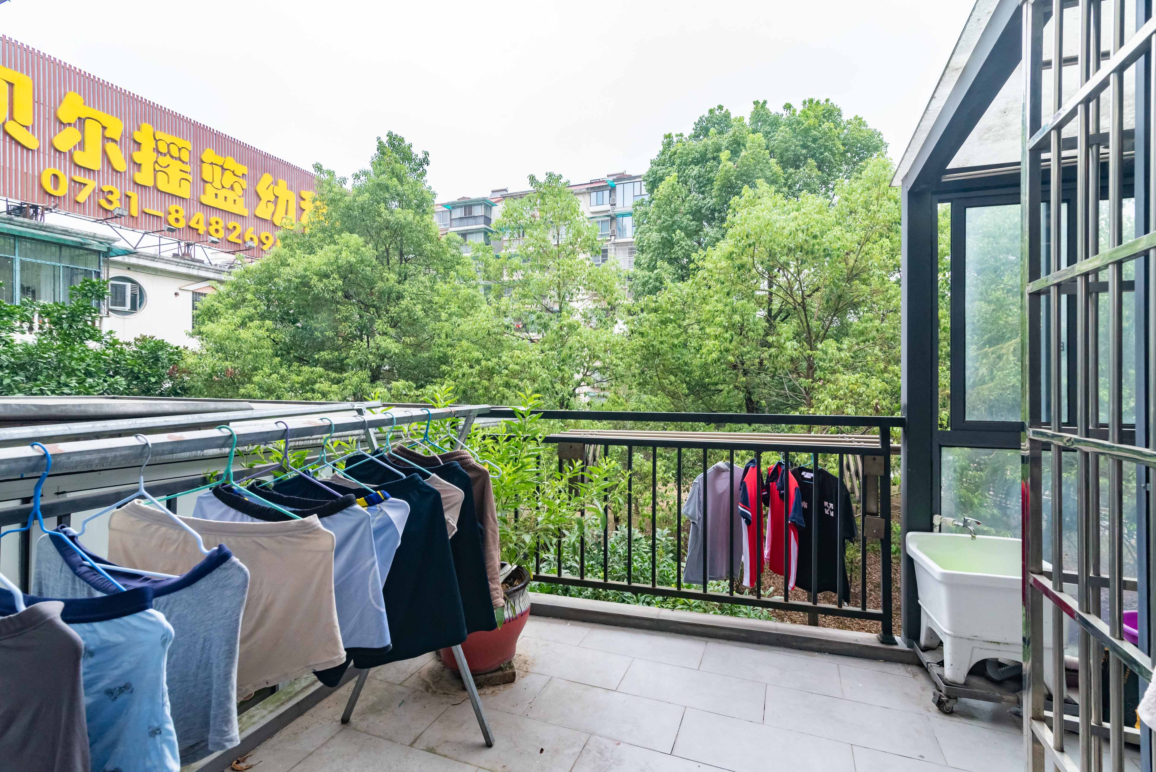 金帆小区  6室3厅3卫   270.00万阳台