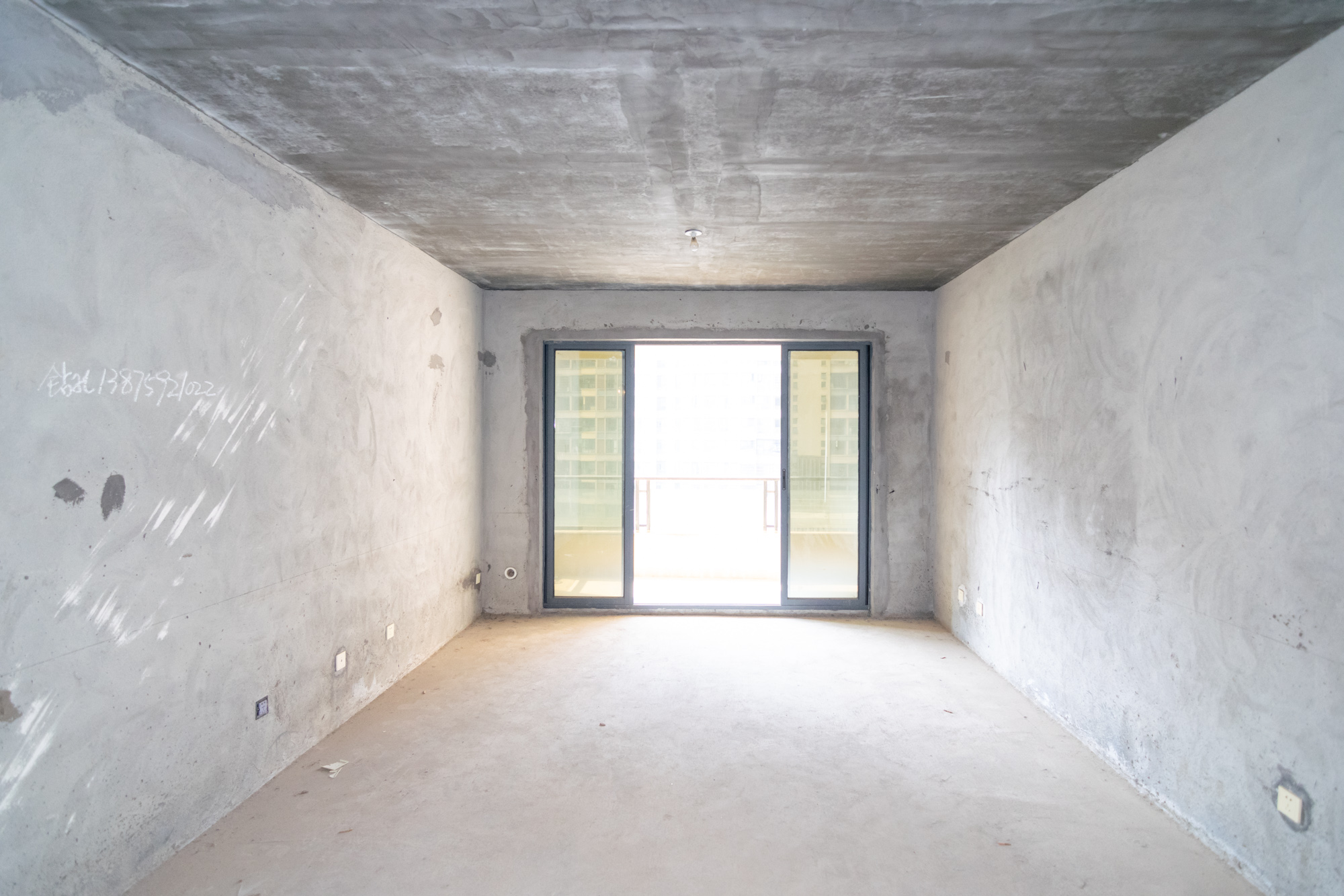 勤诚达新界  4室2厅2卫    132.0万客厅