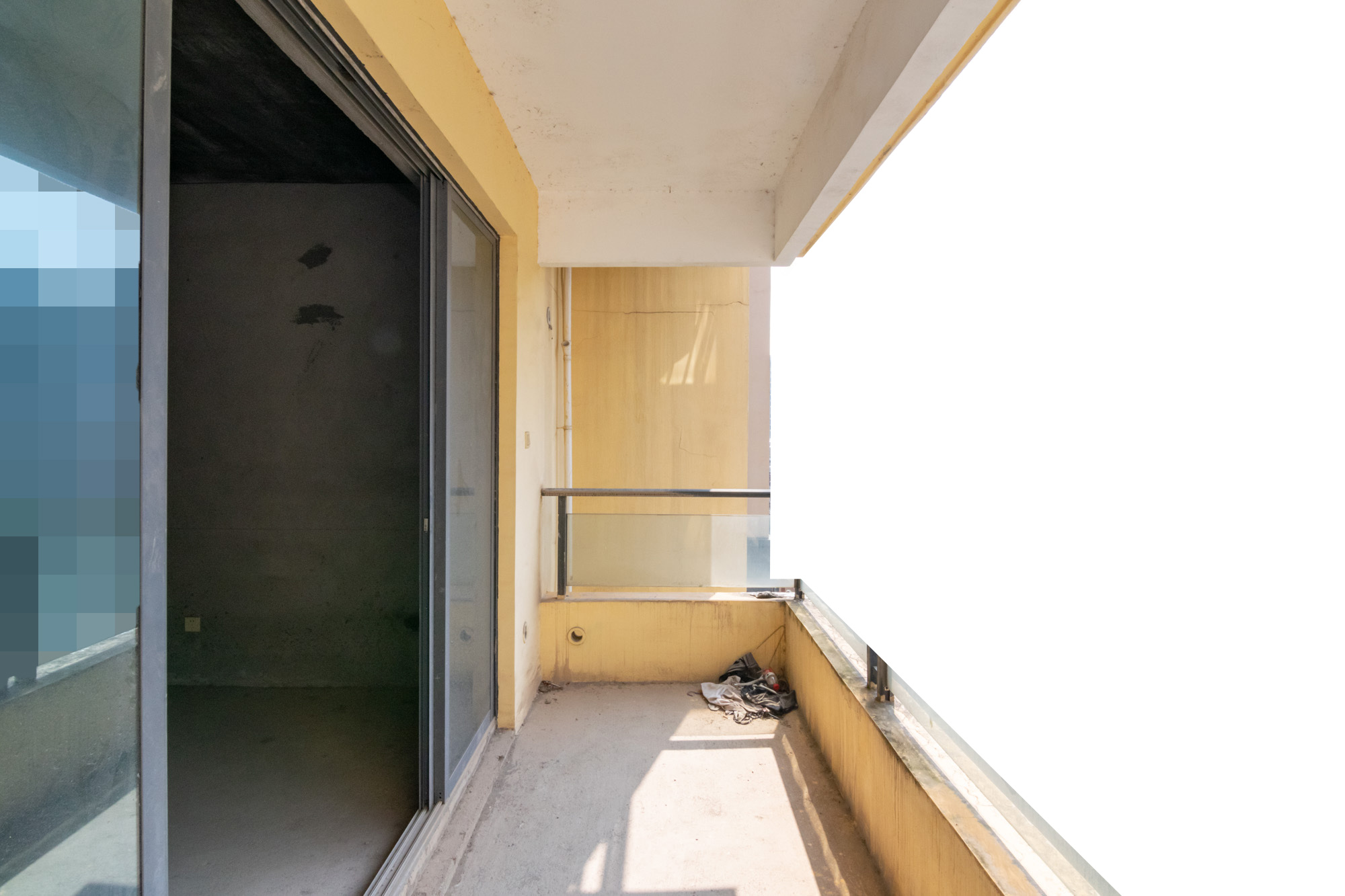 勤诚达新界  4室2厅2卫    132.0万客厅