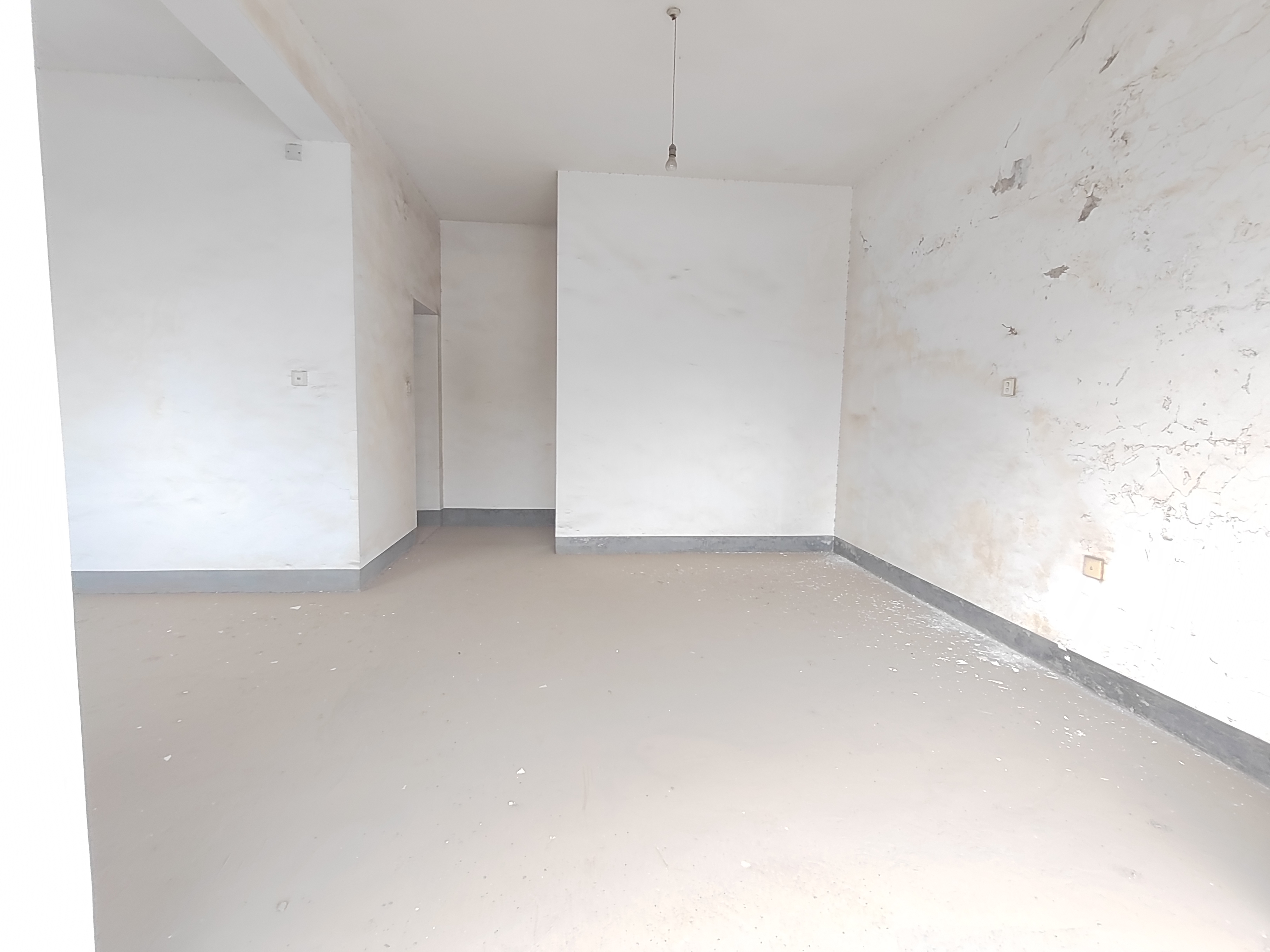 珠江丽园 5室2厅2卫 85.00万 珠江丽园 5室2厅2卫 85.00万室内图