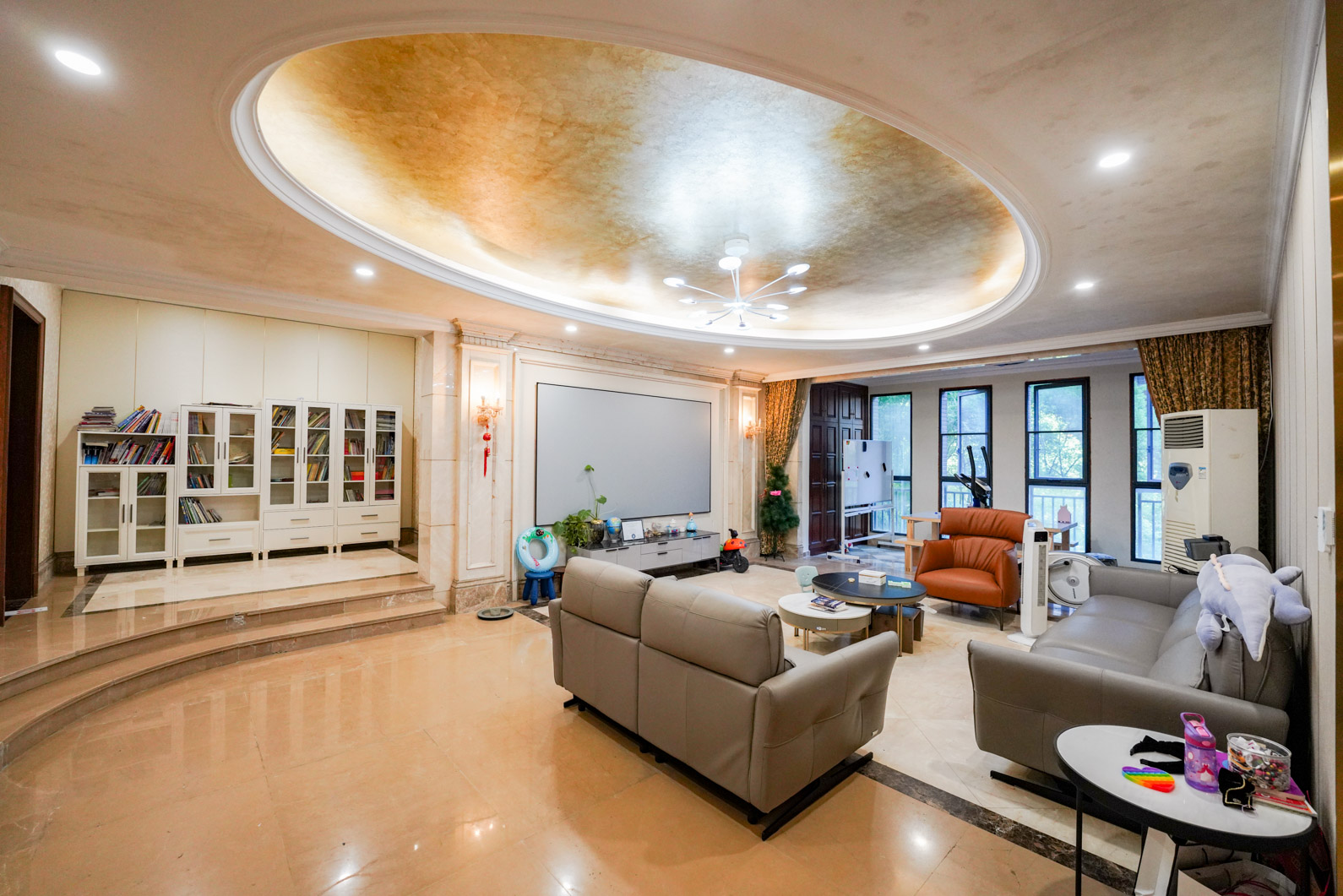 中隆国际御玺  5室2厅2卫    526.7万客厅