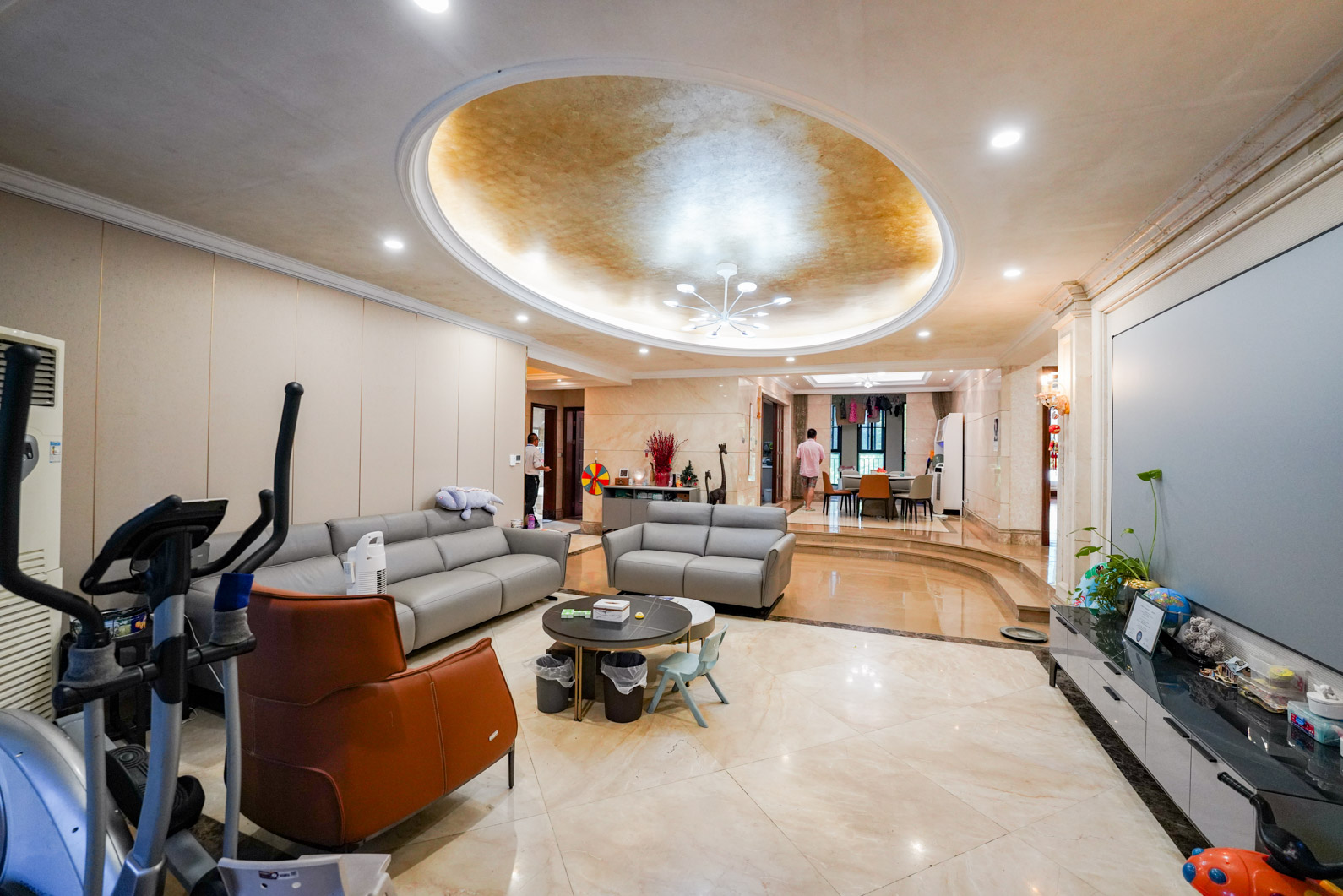 中隆国际御玺  5室2厅2卫    526.7万客厅