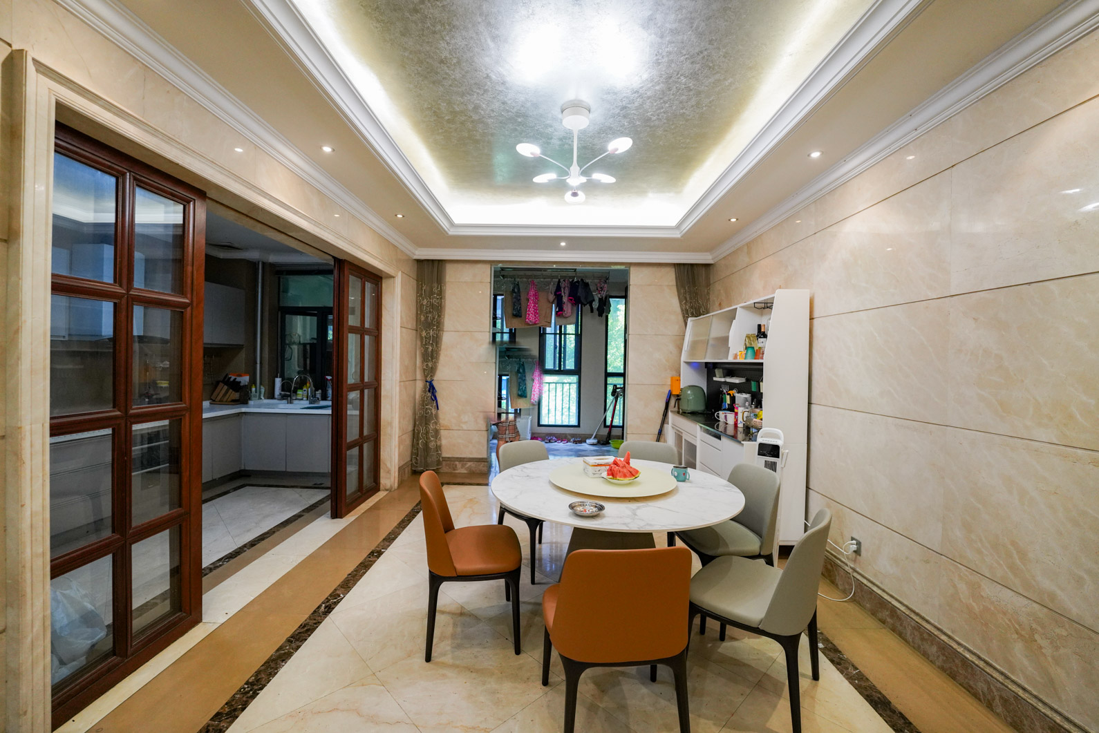 中隆国际御玺  5室2厅2卫    526.7万客厅