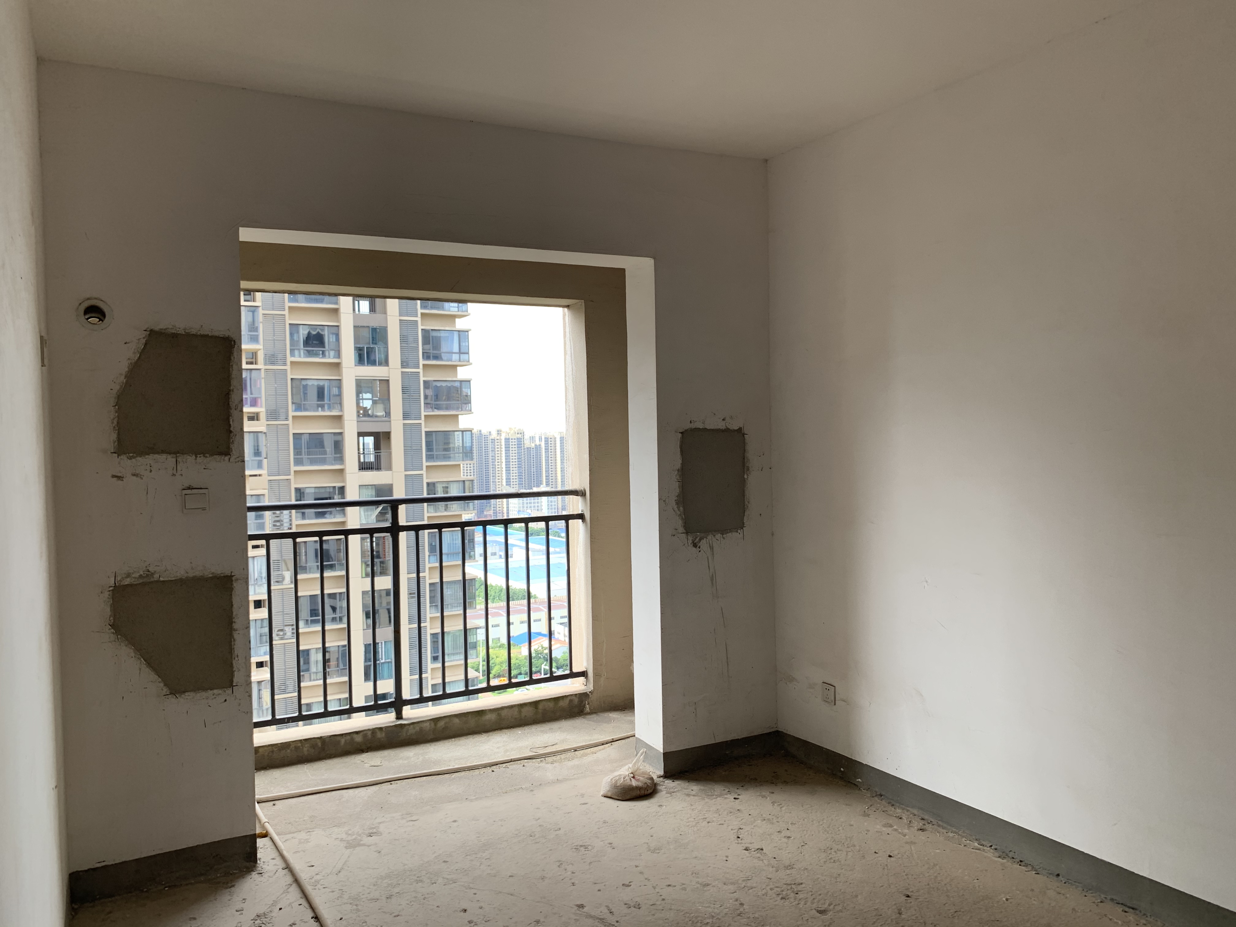 山水洲城华晨第一城  3室2厅2卫    57.0万 山水洲城华晨第一城  3室2厅2卫    57.0万室内图