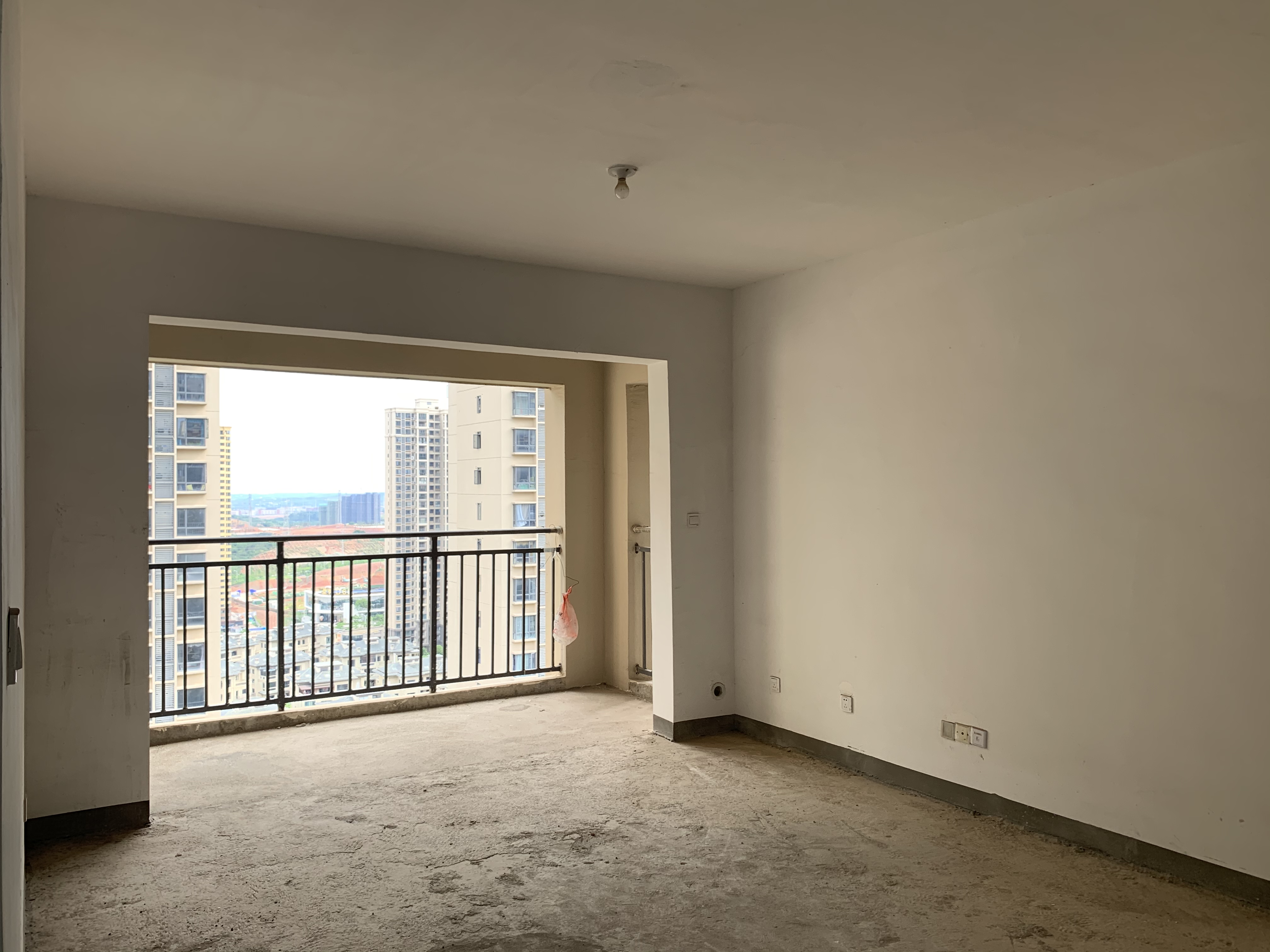 山水洲城华晨第一城  3室2厅2卫    57.0万 山水洲城华晨第一城  3室2厅2卫    57.0万室内图