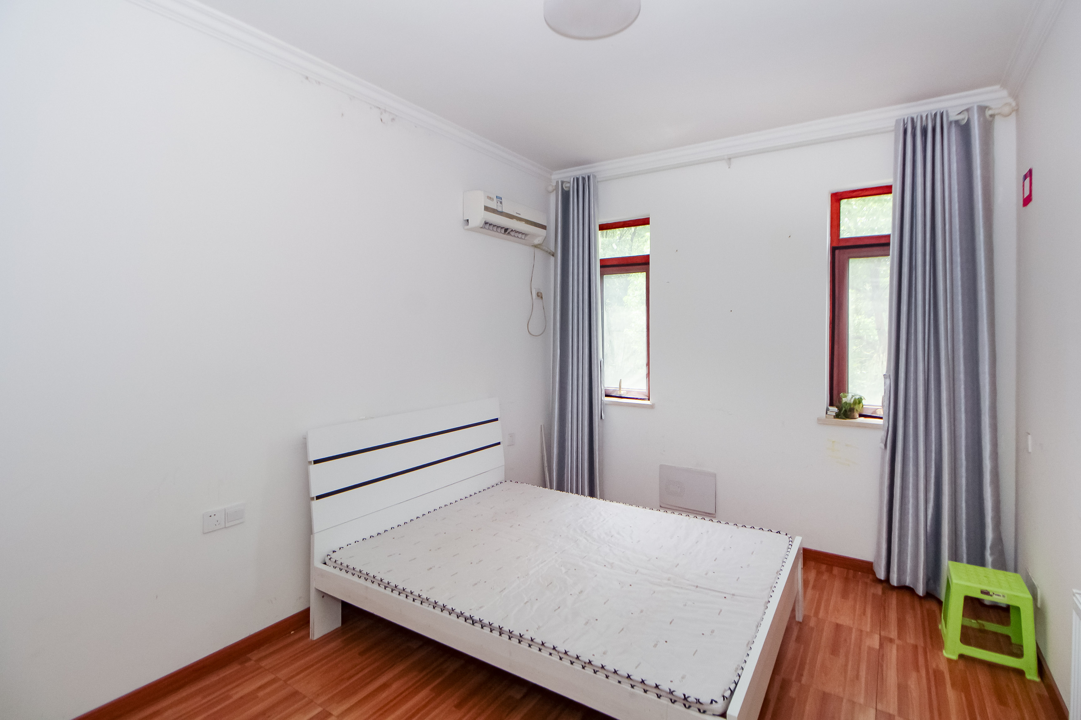 麓山恋迪亚溪谷  6室3厅4卫    455.0万卧室