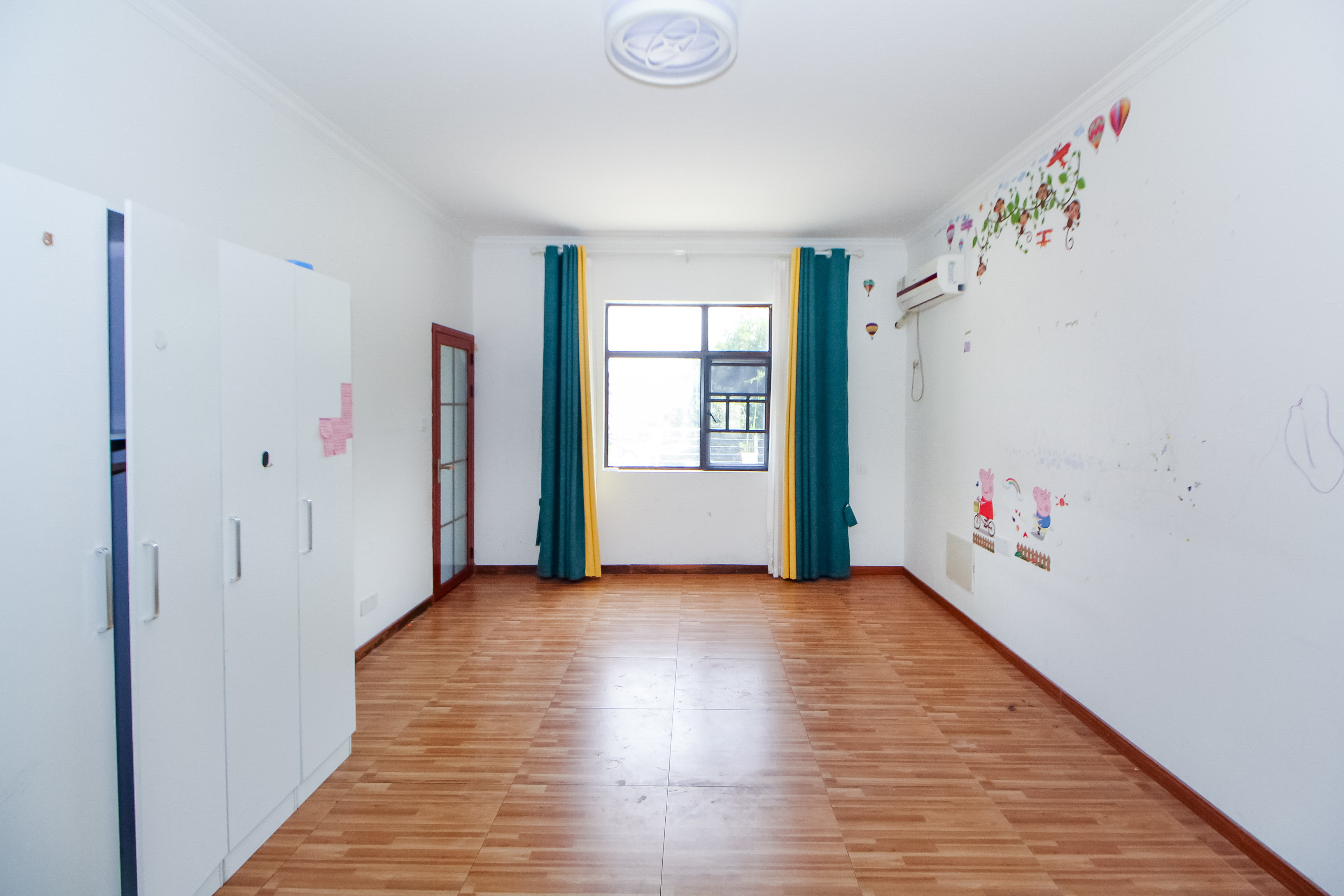 麓山恋迪亚溪谷  6室3厅4卫    455.0万卧室