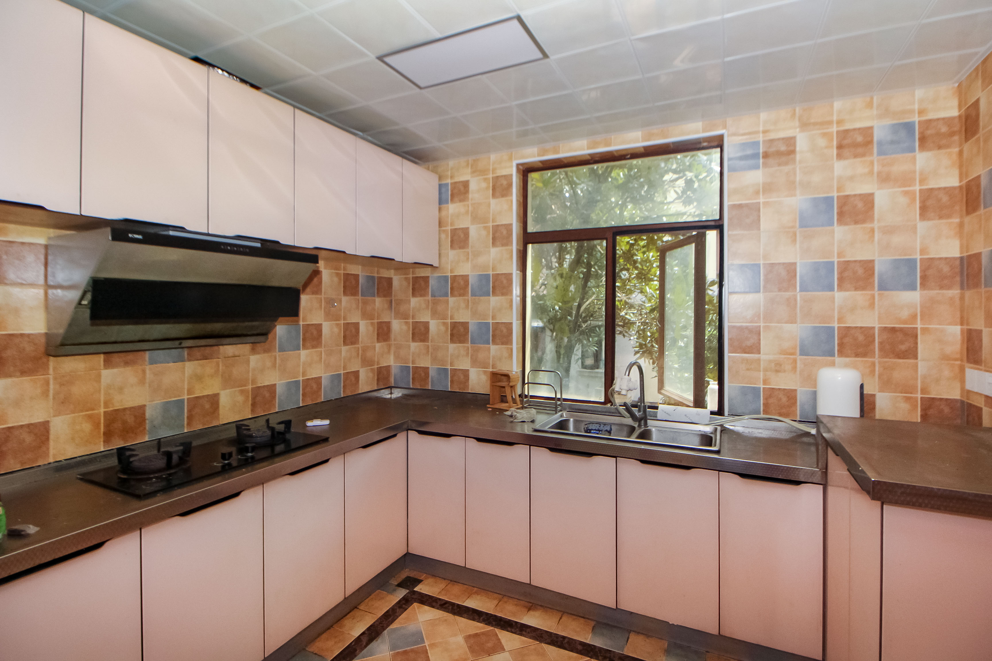 麓山恋迪亚溪谷  6室3厅4卫    455.0万厨房