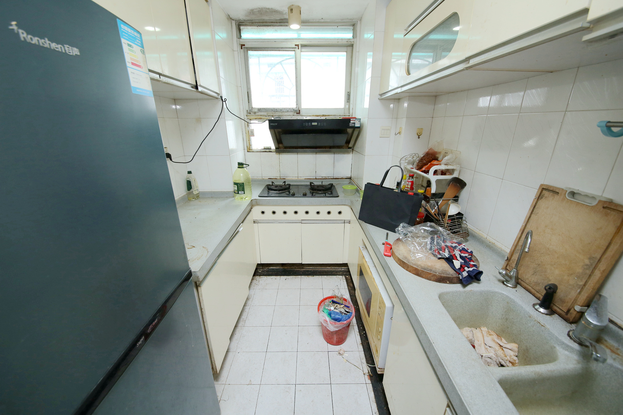 学宫街商住楼  3室2厅2卫   100.00万厨房