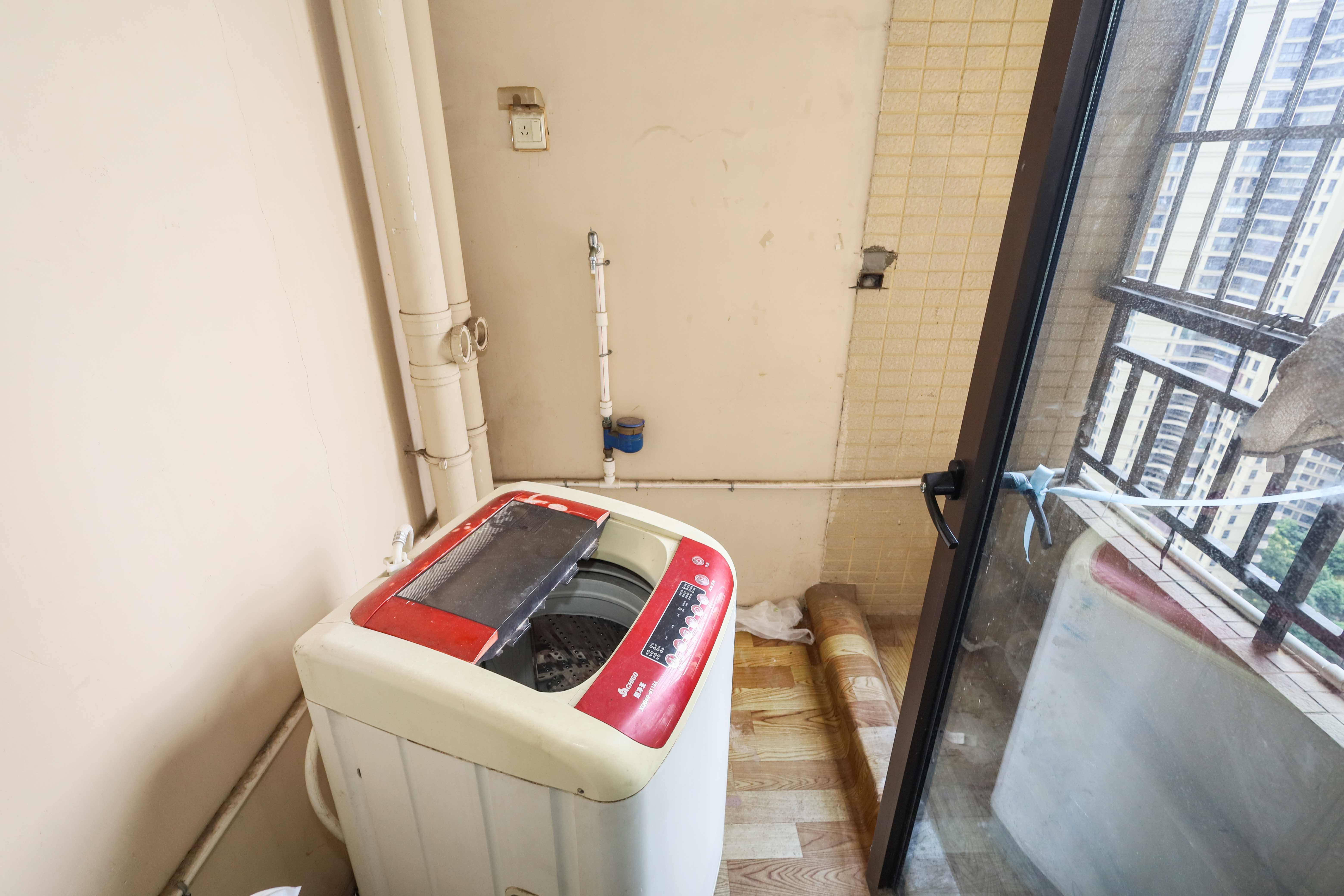 保利麓谷林语E区  4室2厅2卫   167.60万阳台