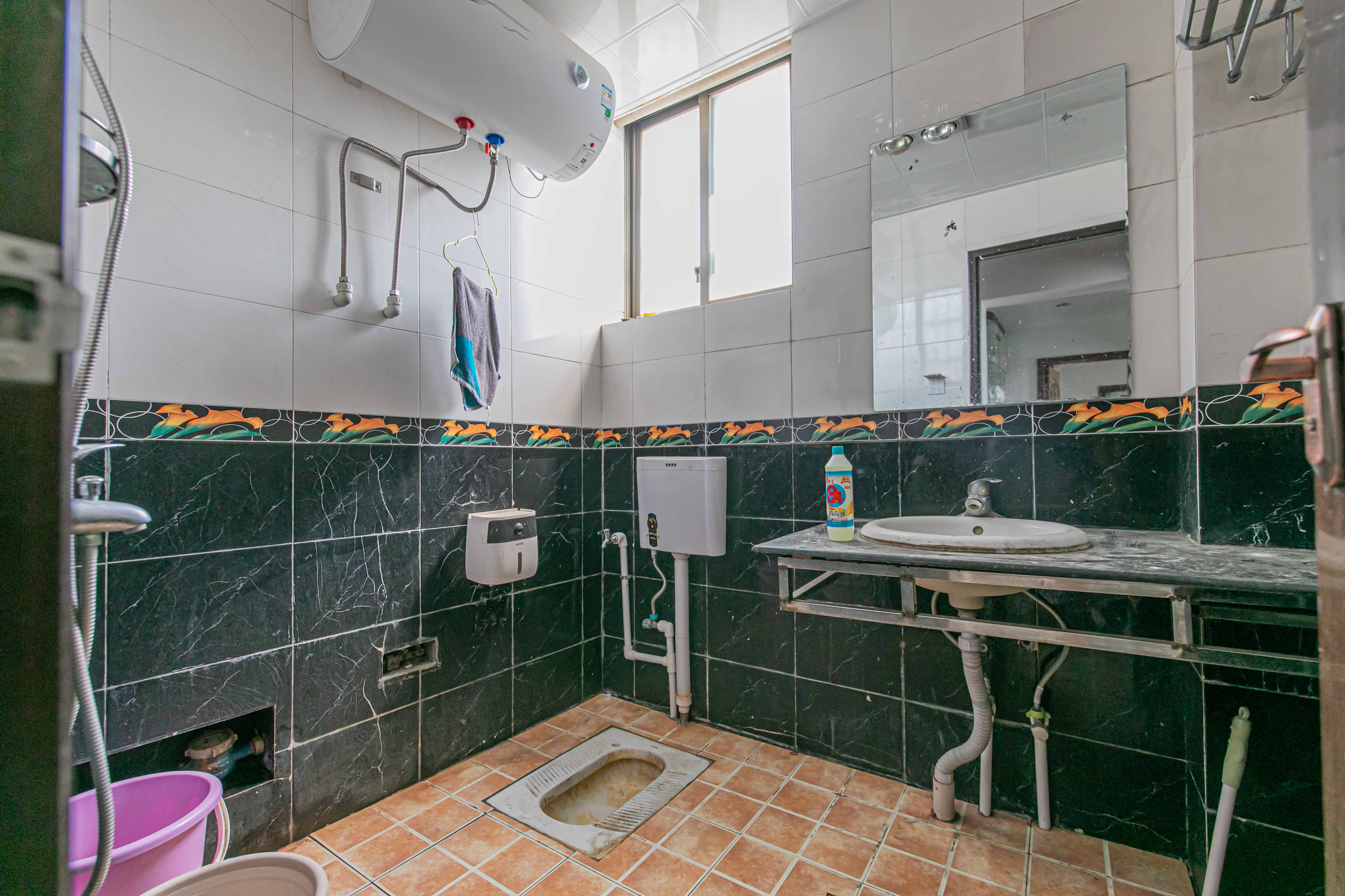 阳光丽景  4室2厅1卫    105.0万卫生间