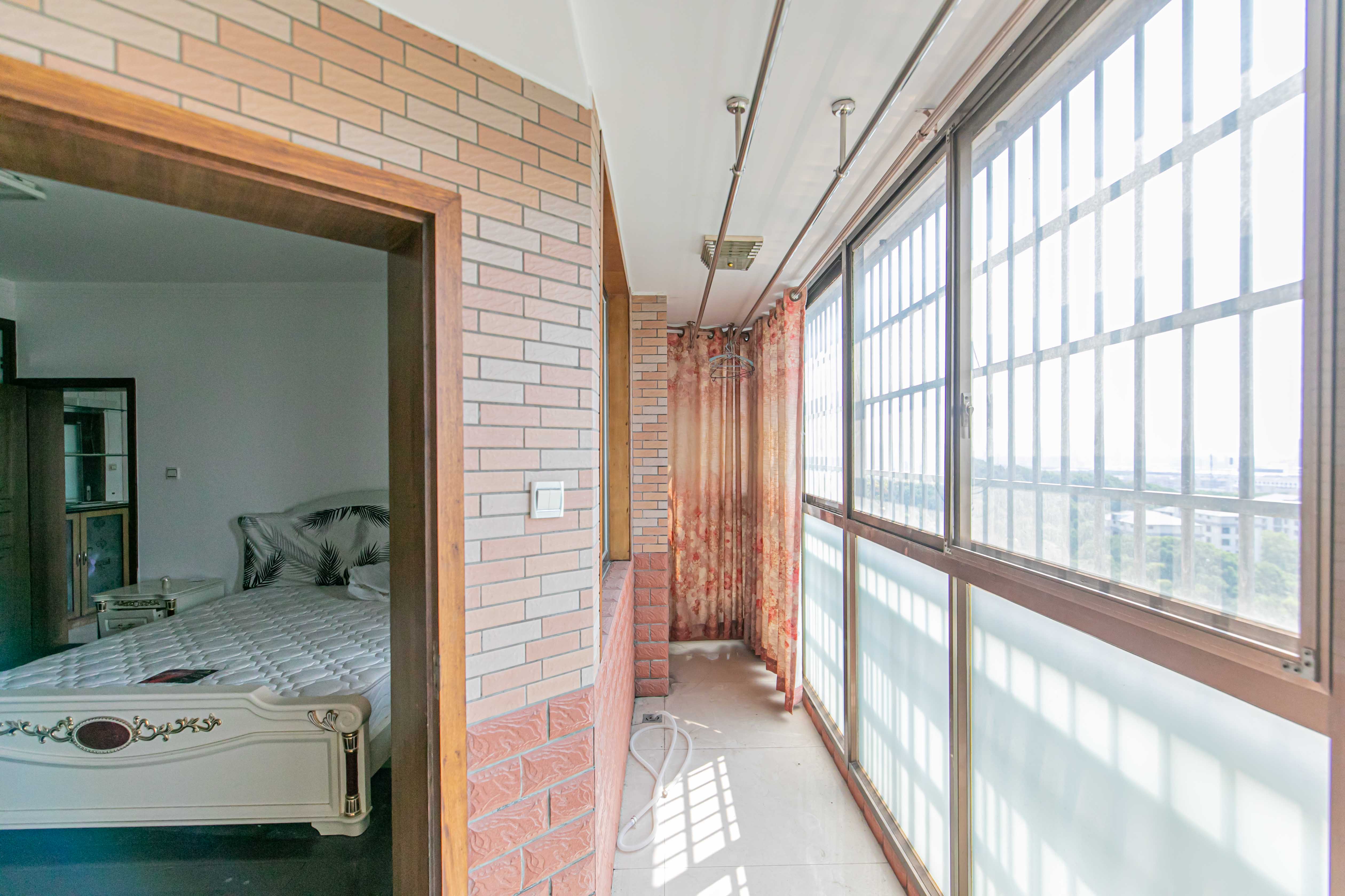 阳光丽景  4室2厅1卫    105.0万阳台